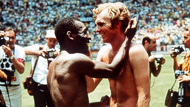 
                <strong>Pele und Bobby Moore</strong><br>
                In "Flucht oder Sieg" spielte Pele an der Seite von Sylvester Stallone. In dem Weltkriegsdrama von 1981 sind zahlreiche Profis zu sehen, wie etwa Bobby Moore (im Bild mit Pele) oder Osvaldo Ardiles.
              