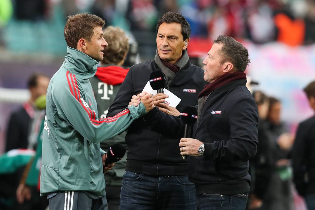 Thomas Müller (FC Bayern München) mit Sky Experte Lothar Matthäus (GER) - 1. Fussball Bundesliga Saison 2018-2019 RasenBallsport Leipzig vs. FC Bayern München in der Red Bull Arena in Leipzig - Deutschland, Fußball, Mann, Maenner,11.05.2019 - Gemäß den Vorgaben der DFL Deutsche Fußball Liga ist es untersagt, in dem Stadion und oder vom Spiel angefertigte Fotoaufnahmen in Form von Sequenzbildern und oder videoaehnlichen Fotostrecken zu verwerten bzw. verwerten zu lassen. DFL regulations prohibit any use of photographs as image sequences and or quasi-video. *** Thomas Müller FC Bayern Munich with Sky Expert Lothar Matthäus GER 1 Football Bundesliga Season 2018 2019 Lawnball Leipzig vs. FC Bayern Munich in the Red Bull Arena in Leipzig Germany, Football, Men, Men,11 05 2019 According to the DFL Deutsche Fußball Liga it is forbidden to use or have used photographs taken in the stadium and or from the match in the form of sequence pictures and or video-like photo galleries DFL regulations prohibit any use of photographs as image sequences and or quasi video