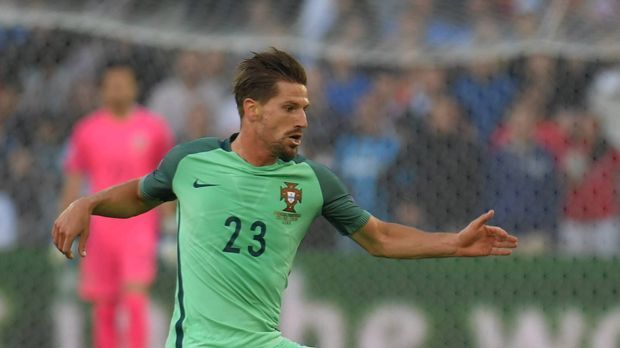 
                <strong>Adrien Silva</strong><br>
                Adrien Silva: Kam zu seinem EM-Debüt, weil er Luka Modric nerven sollte. Nervte Modric dann auch. Und alle anderen Kroaten, die seinen Weg kreuzten. Extrem zweikampf- und laufstark. Mit guten Pässen in die Spitze und einem Traumlupfer auf Nani. Ging in der 107. Minute mit 13,4 Kilometern auf dem Tacho. ran-Note: 2
              