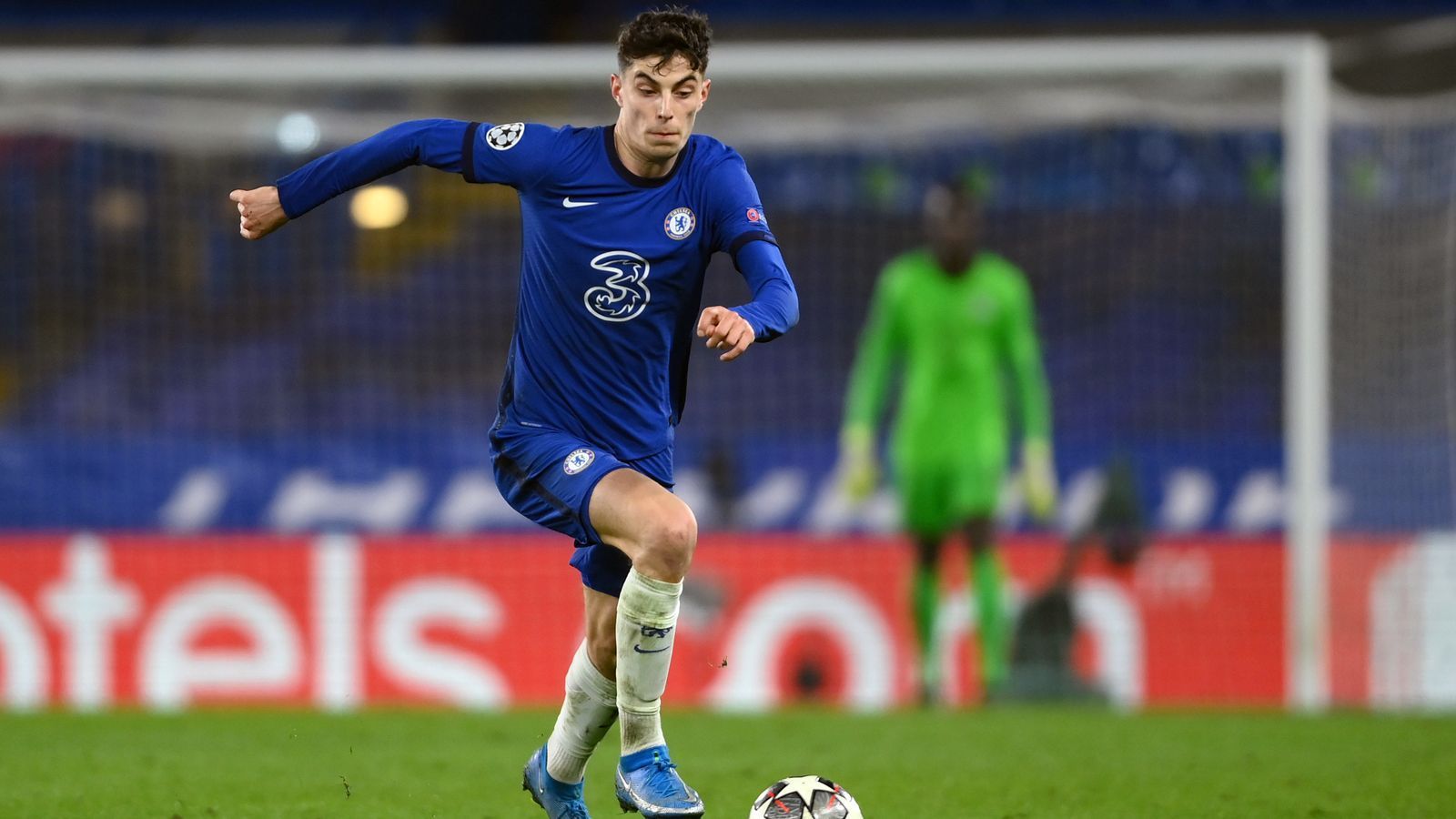 
                <strong>Kai Havertz (FC Chelsea)</strong><br>
                Der teuerste Transfer im Sommer 2020 hat auch noch deutlich Luft nach oben. Für kolportierte 80 Millionen Euro holte Chelsea den deutschen Nationalspieler Kai Havertz aus Leverkusen. Durch Bonuszahlungen kann die Ablösesumme noch um 20 Millionen Euro ansteigen. Sportlich tut sich der 21-Jährige auf der Insel nach wie vor recht schwer. "Im Abschluss und anderen Dingen hat er noch immer Luft nach oben, er kann noch gnadenloser sein", sieht sein Trainer Thomas Tuchel konkreten Verbesserungsbedarf beim gebürtigen Aachener. Zuletzt durfte Havertz immer mal wieder als falsche Neun auflaufen - eine Rolle, die dem Ex-Leverkusener gefällt. "Ich mag es, ich denke, es ist eine gute Position für mich. Ich habe die Freiheit, überall hinzugehen, wohin ich möchte", erklärte Havertz. Schafft er so den Durchbruch?
              