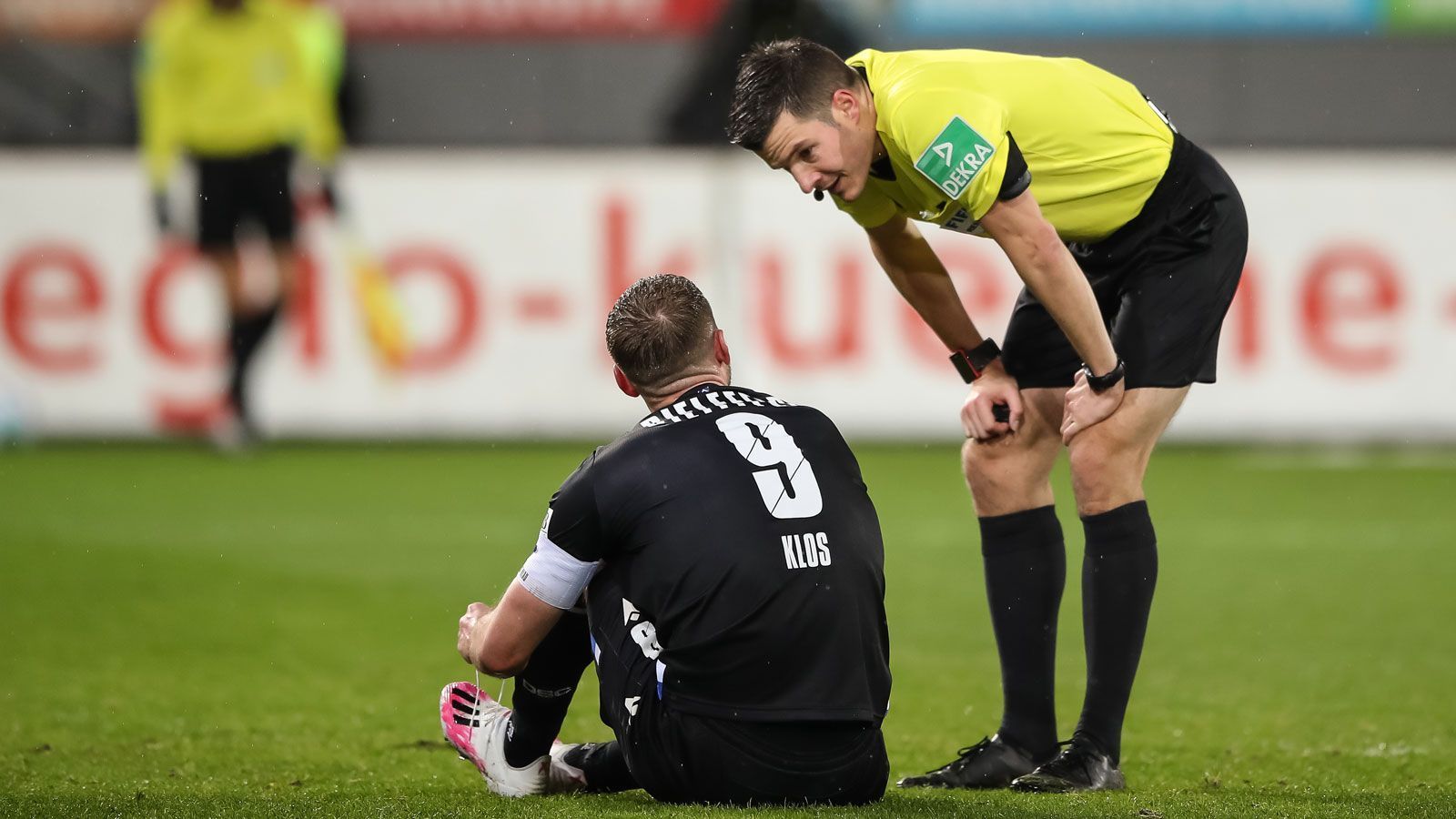 
                <strong>Auch Bielefeld trifft kaum ein Scheunentor</strong><br>
                ..., richtig, Arminia Bielefeld. Auch das Team von Trainer Uwe Neuhaus netzte nur achtmal ein. Die Chancenverwertung liegt dabei mit 5,4 Prozent ebenfalls weit unter dem Ligadurchschnitt (9,3 Prozent). Eine Problemzone: Das Kreieren von Torchancen - nur Augsburg feuerte weniger Schüsse auf den gegnerischen Kasten. Aber auch defensiv zeigte sich die Arminia wackelig: Bielefeld stellt mit 23 Gegentoren die zweitschwächste Abwehr der Liga.
              