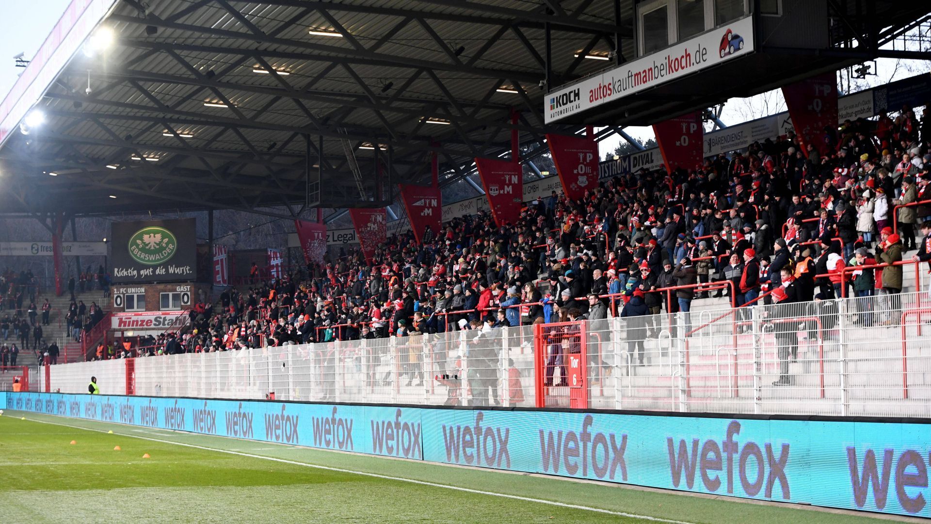 
                <strong>Platz 13 - Stadion An der Alten Försterei (Union Berlin)</strong><br>
                Auch die Alte Försterei von Union Berlin gilt gemeinhin als sehr stimmungsvoll. Doch erstens liegt das Stadion in Köpenick nur auf Platz 9 in der Kategorie "Atmosphäre", und zweitens sind die Jahreskarten dort laut Studie mit durchschnittlich 476 Euro die teuersten der Liga.
              