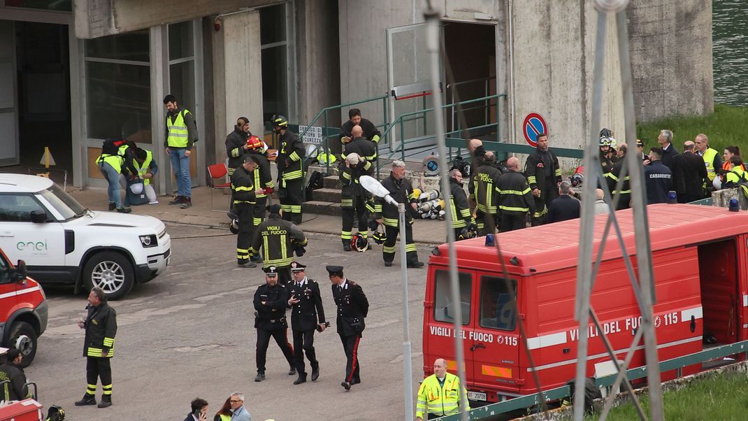 In Italien ist es zu einer schweren Explosion an einem Stausee gekommen. Zahlreiche Rettungskräfte sind im Einsatz.
