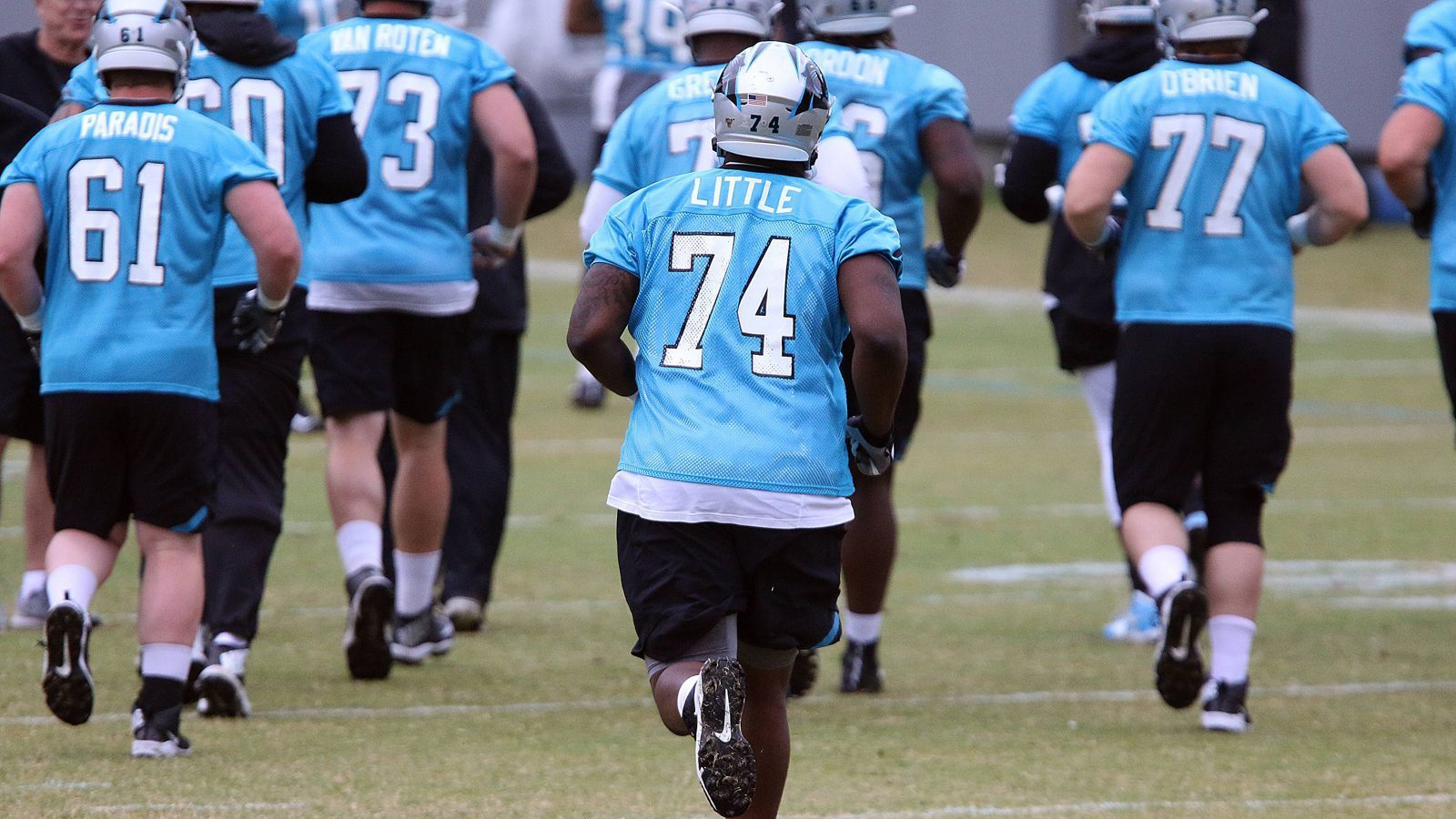 
                <strong>Wird aus der Offensive Line eine Einheit?</strong><br>
                Die Offensive Line, die vor allem in der zweiten Saisonhälfte Probleme bekam, wurde ordentlich umgestaltet. Center Ryan Kalil hat nach zwölf Jahren in Carolina seine Karriere beendet. Ersetzt wird er durch Matt Paradis, der mit den Denver Broncos bereits den Super Bowl gewann. Wieder zurück im Aufgebot ist Tackle Daryl Williams, der verletzungsbedingt fast eine komplette Saison gefehlt hat. Taylor Moton dürfte als Tackle ohnehin gesetzt sein. Für selbige Position zur Verfügung stehen noch Zweitrundenpick Greg Little, der mit seiner physischen Stärke und seiner Schnelligkeit eine Sofortverstärkung darstellt, und Sechstrundenpick Dennis Daley. Stand jetzt ist es schwer abzusehen, wer der linke und wer der rechte Tackle sein wird - und vor allem, ob das am Ende funktioniert.
              