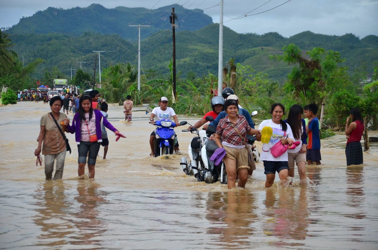 30.12.2014 In Ormoc City auf den Philippinen wurden die Straßen durch den tropischen Sturm "Jangmi" überflutet. 8 Menschen sind gestorben und mehr als 30.000 Menschen mussten evakuiert werden.