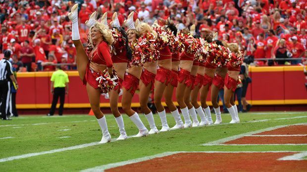 
                <strong>Kansas City Chiefs (Arrowhead Stadium)</strong><br>
                Gesamtkosten für zwei Personen: 214,08 DollarTicket: 73,79 DollarBier: 7,25 DollarSoft Drink: 5,25 DollarHot Dog: 5,75 DollarParken: 30 Dollar
              