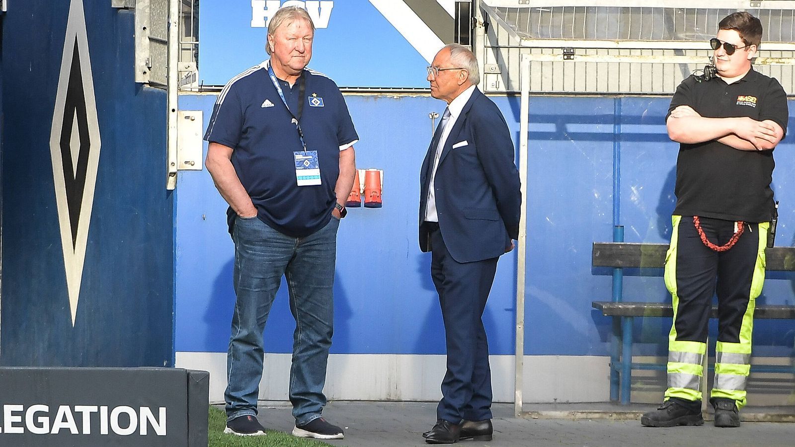 
                <strong>Alte Weggefährten im Gespräch</strong><br>
                Hertha-Coach Felix Magath (re.) und HSV-Ikone Horst Hrubesch (li.) unterhielten sich vor Spielbeginn minutenlang. Das Duo gewann 1983 mit den Hamburgern den Pokal der Landesmeister durch ein 1:0 im Finale gegen Juventus Turin. Torschütze damals: Felix Magath. 
              