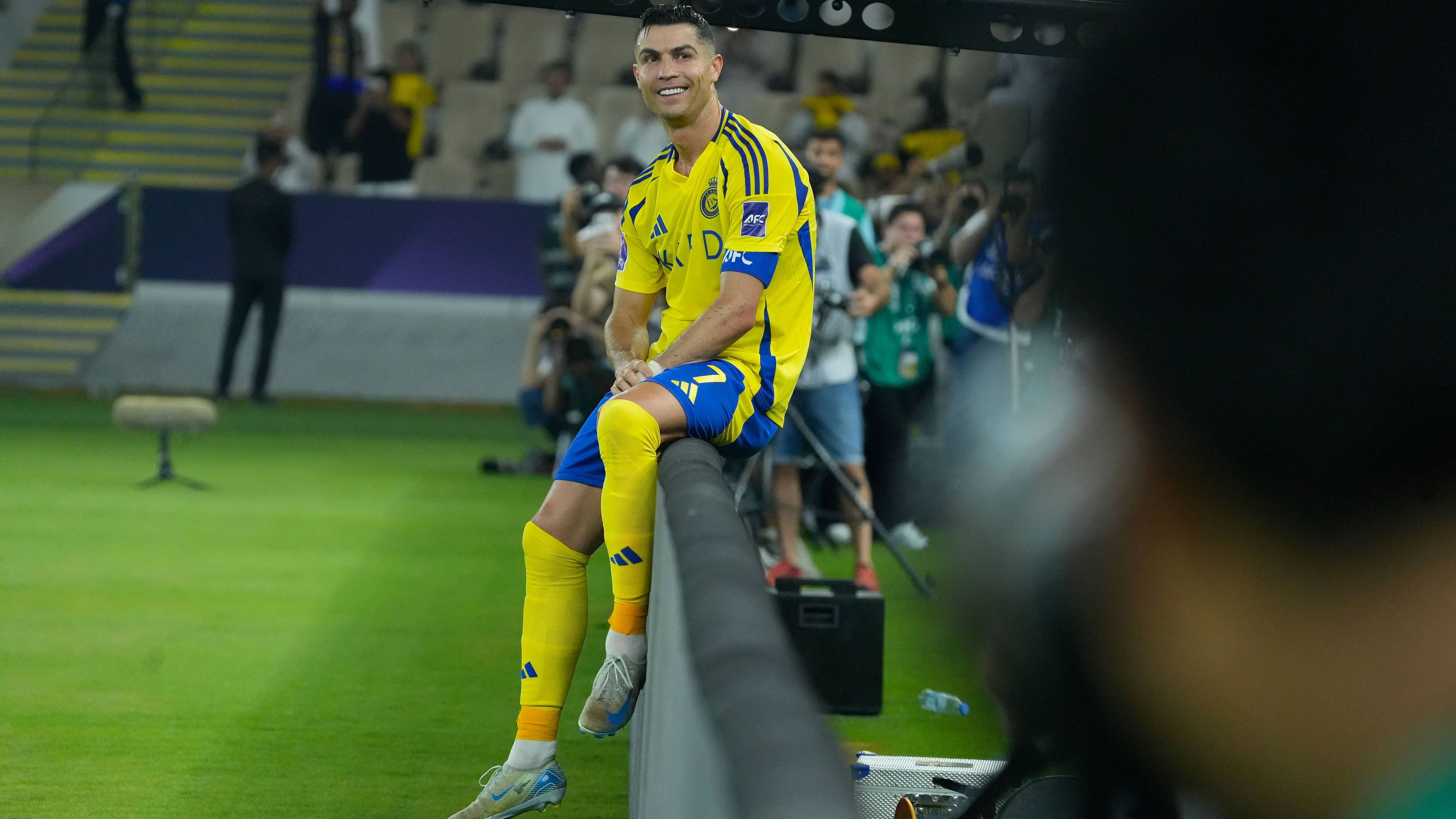 <strong>Cristiano Ronaldo (Al Nassr)</strong><br>Nachdem die Zukunft von Cristiano Ronaldo zuletzt unklar war und der Portugiese mit einem Abgang aus Saudi Arabien in Verbindung gebracht wurde, steht er nun vor einer Verlängerung bei Al Nassr. Laut dem Transferjournalisten Fabrizio Romano soll der 40-Jährige einen neuen Einjahres-Vertrag in der Wüste unterschreiben. Ronaldo habe zudem die Möglichkeit, das Arbeitspapier um ein weiteres Jahr - bis Juni 2027 - zu verlängern.