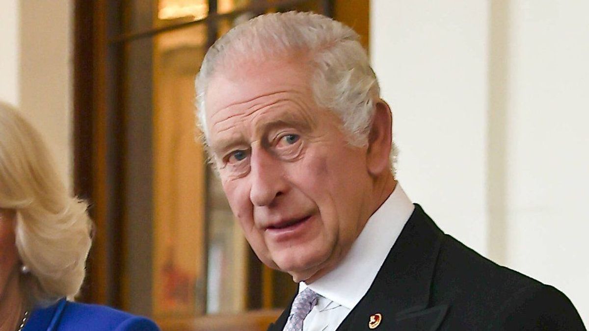 König Charles III. muss sich im Krankenhaus behandeln lassen.