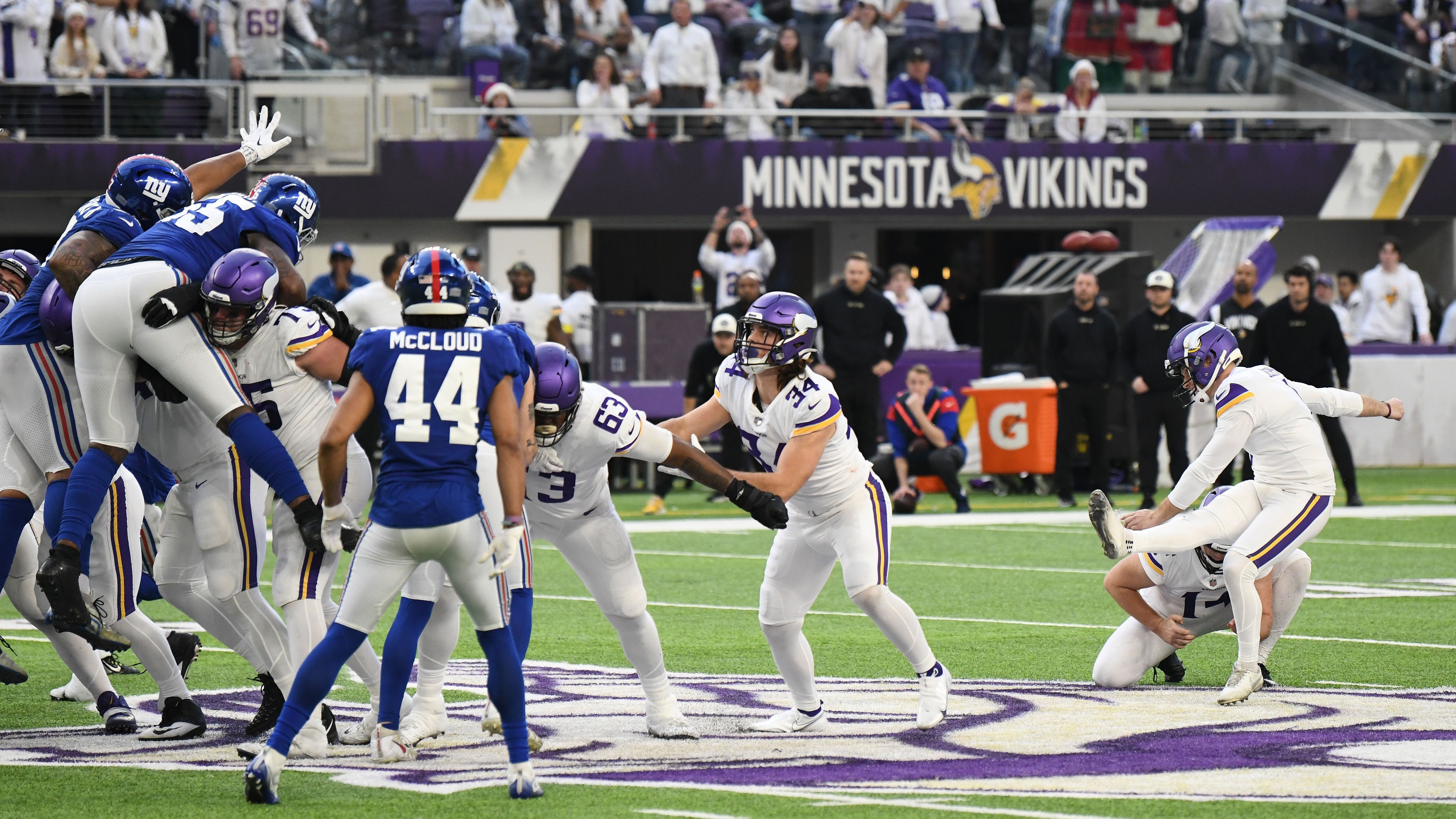 <strong>Greg Joseph - 61 Yards</strong><br>Am 24. Dezember 2022 machte sich Greg Joseph das vielleicht schönste Weihnachtsgeschenk. Gegen die New York Giants verwandelte er den längsten Kick seiner Karriere zum 27:24-Endstand für die Minnesota Vikings in der letzten Sekunde des Spiels.