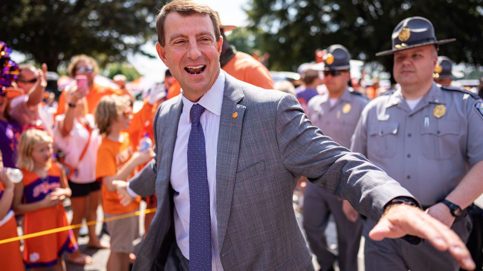 
                <strong>Platz 2: Dabo Swinney (Clemson University)</strong><br>
                &#x2022; Jahresgehalt: 11.500.000 US-Dollar<br>&#x2022; Head Coach seit: 2009<br>&#x2022; Conference: ACC<br>
              