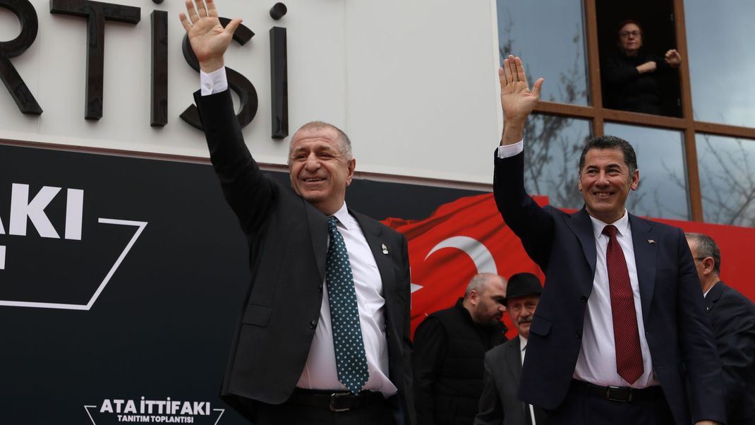 Der Rechtsaußenpolitiker Ümit Özdag (links) ist wegen des Vorwurfs der Volksverhetzung verhaftet worden. (Archivbild)