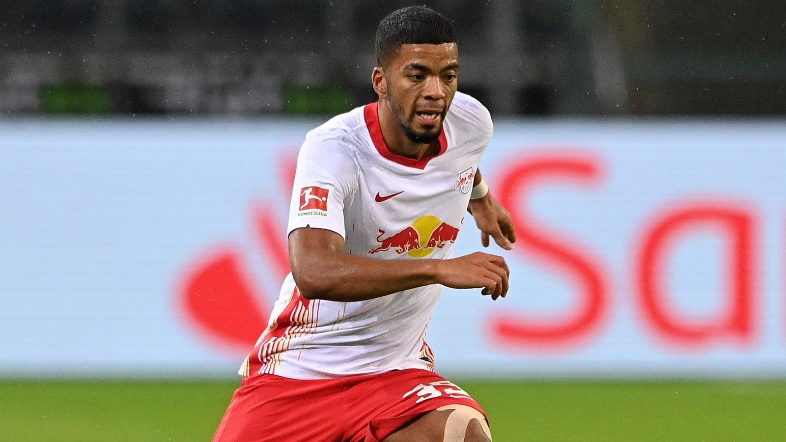 
                <strong>Benjamin Henrichs (RB Leipzig)</strong><br>
                An Benjamin Henrichs sind die Bayern schon länger interessiert, verriet zumindest dessen Berater. Doch der 24-Jährige gab den Münchnern bereits in der vergangenen Saison einen Korb, wechselte stattdessen vom AS Monaco zu RB Leipzig. Zunächst leihweise, jetzt zogen die Sachsen jedoch die Kaufoption und verpflichteten den Olympiateilnehmer für 15 Millionen Euro. Bayern-Fazit: der Spieler hat wohl andere Pläne
              