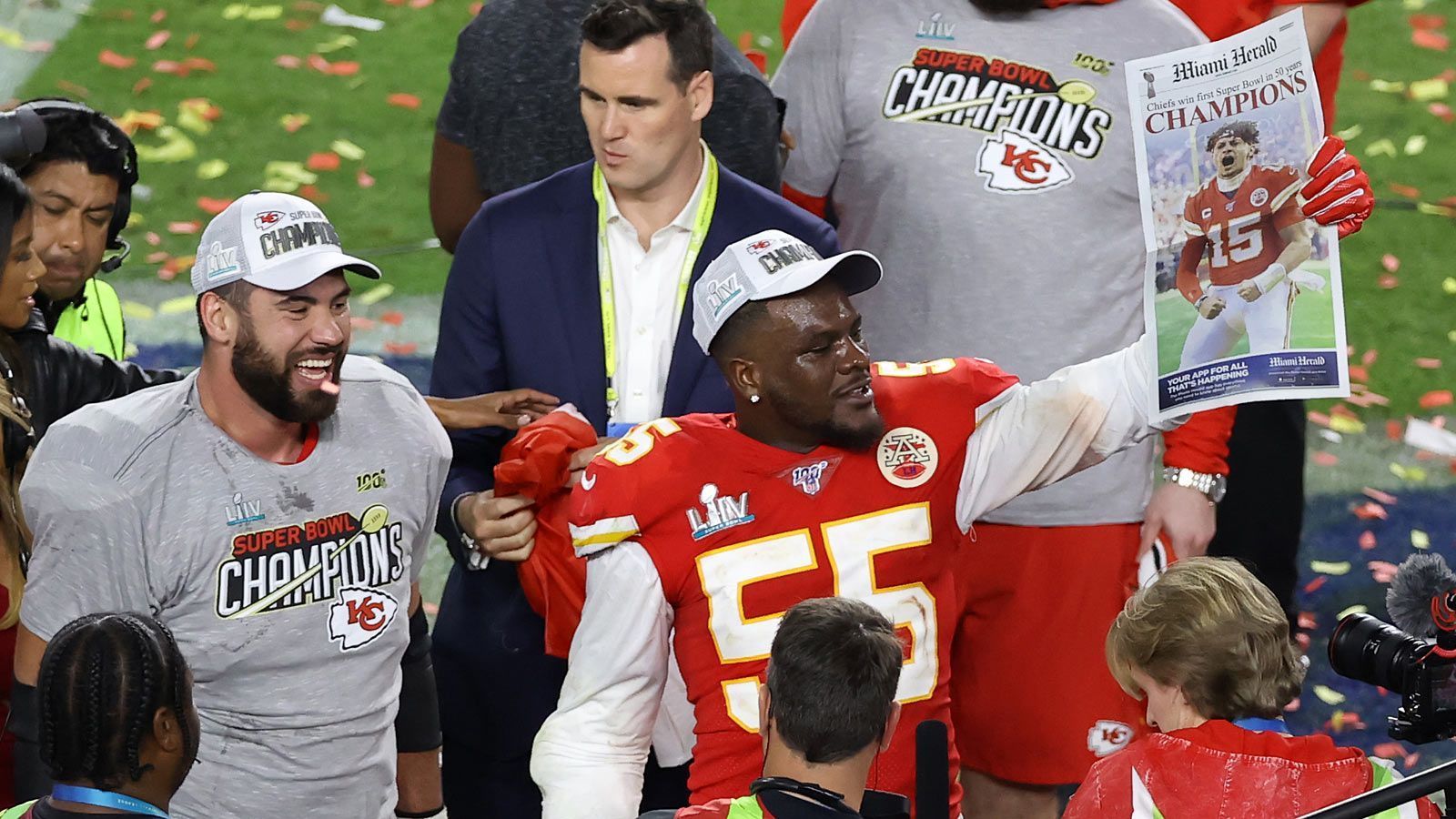 
                <strong>Super-Bowl-Sieger: So feiern die Kansas City Chiefs!</strong><br>
                Die Zeitung für den Morgen danach: Frank Clark präsentiert den Miami Herald mit Patrick Mahomes auf der Titelseite.
              