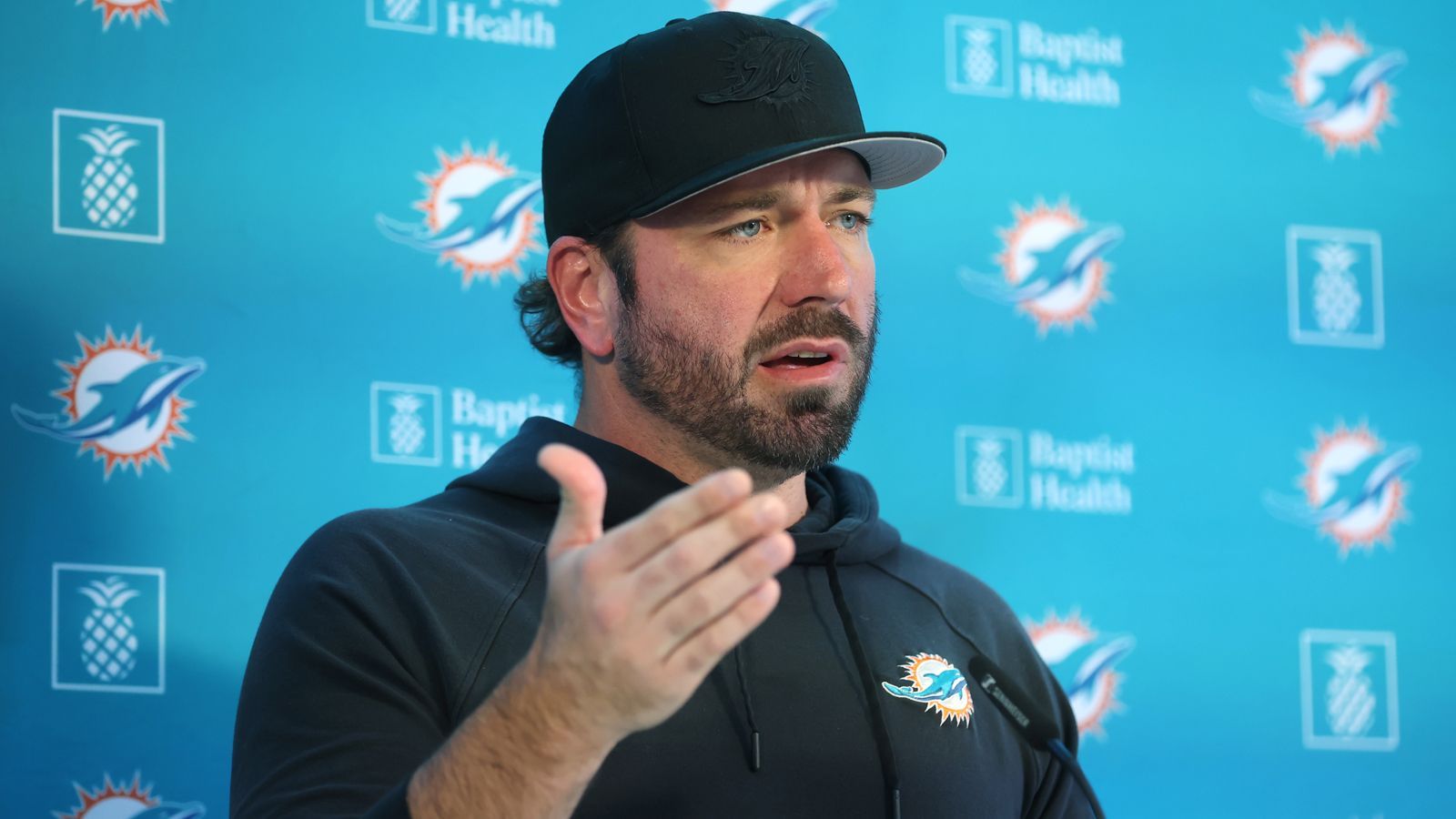 <strong>Frank Smith (Offensive Coordinator, Miami Dolphins)</strong><br>Er ist einer der Gründe, warum die Miami-Offense zu den besten der Liga gehört. Kleiner Nachteil: Er callt nicht die Plays. Er trainiert "nur" die Unit. Aber das tat sein jetziger Head Coach Mike McDaniel unter Shanahan bei den 49ers auch nicht und macht jetzt einen super Job. Er wird bestimmt zu einigen Interviews zumindest eingeladen.