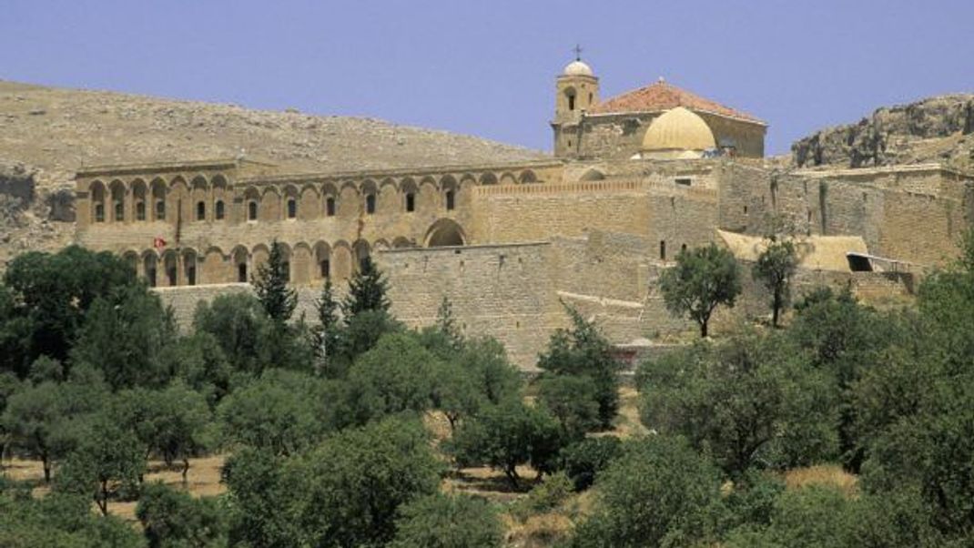 Das syrisch-orthodoxe Kloster Dayro d-Mor Hananyo liegt im Tur-Abdin-Gebirge