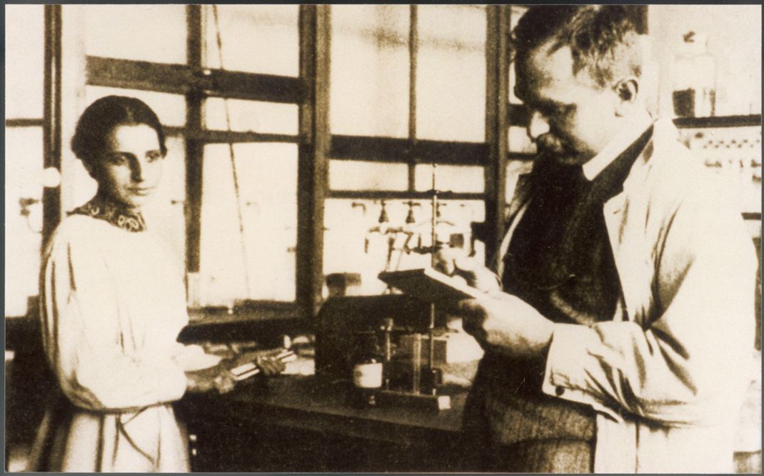 Im Schatten: Die Physikerin Lise Meitner arbeitete intensiv mit Otto Hahn an der Entdeckung der Kernspaltung. Das Foto zeigt die beiden 1913 in ihrem Labor. Im Zweiten Weltkrieg musste die Jüdin vor den Nazis nach Schweden fliehen. Als Otto Hahn 1945 in Stockholm den Nobelpreis überreicht bekam, und sie sogar dort lebte, wurde sie nicht berücksichtigt.