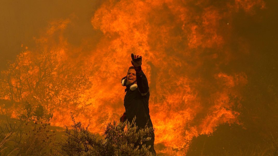 Ein Feuerwehrmann kämpft im Dorf Hasia in der Nähe von Athen gegen das Feuer.