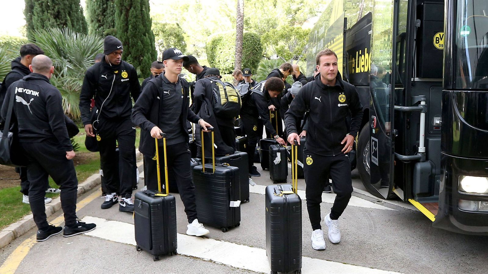 
                <strong>Borussia Dortmund (Marbella/Spanien)</strong><br>
                Nicht mit ins Trainingslager flog Manuel Akanji wegen einer Leistenverletzung. Ihm droht sogar das Saisonaus.
              