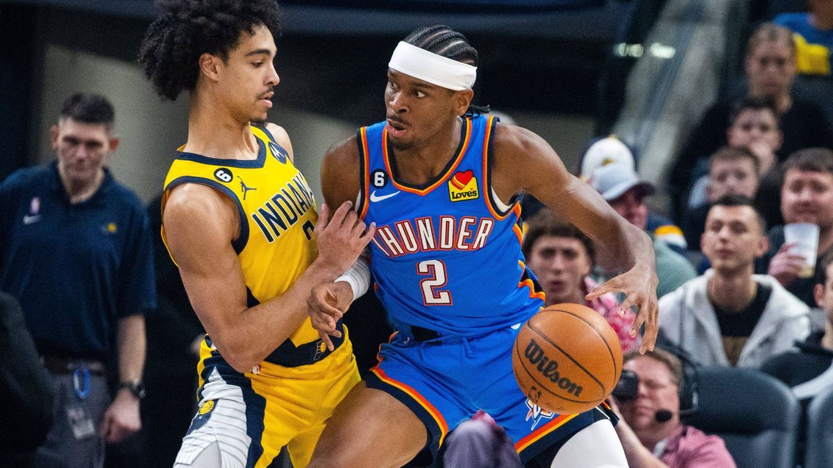 NBA, Basketball Herren, USA Oklahoma City Thunder at Indiana Pacers Mar 31, 2023; Indianapolis, Indiana, USA; Oklahoma City Thunder guard Shai Gilgeous-Alexander (2) dribbles the ball while Indiana...