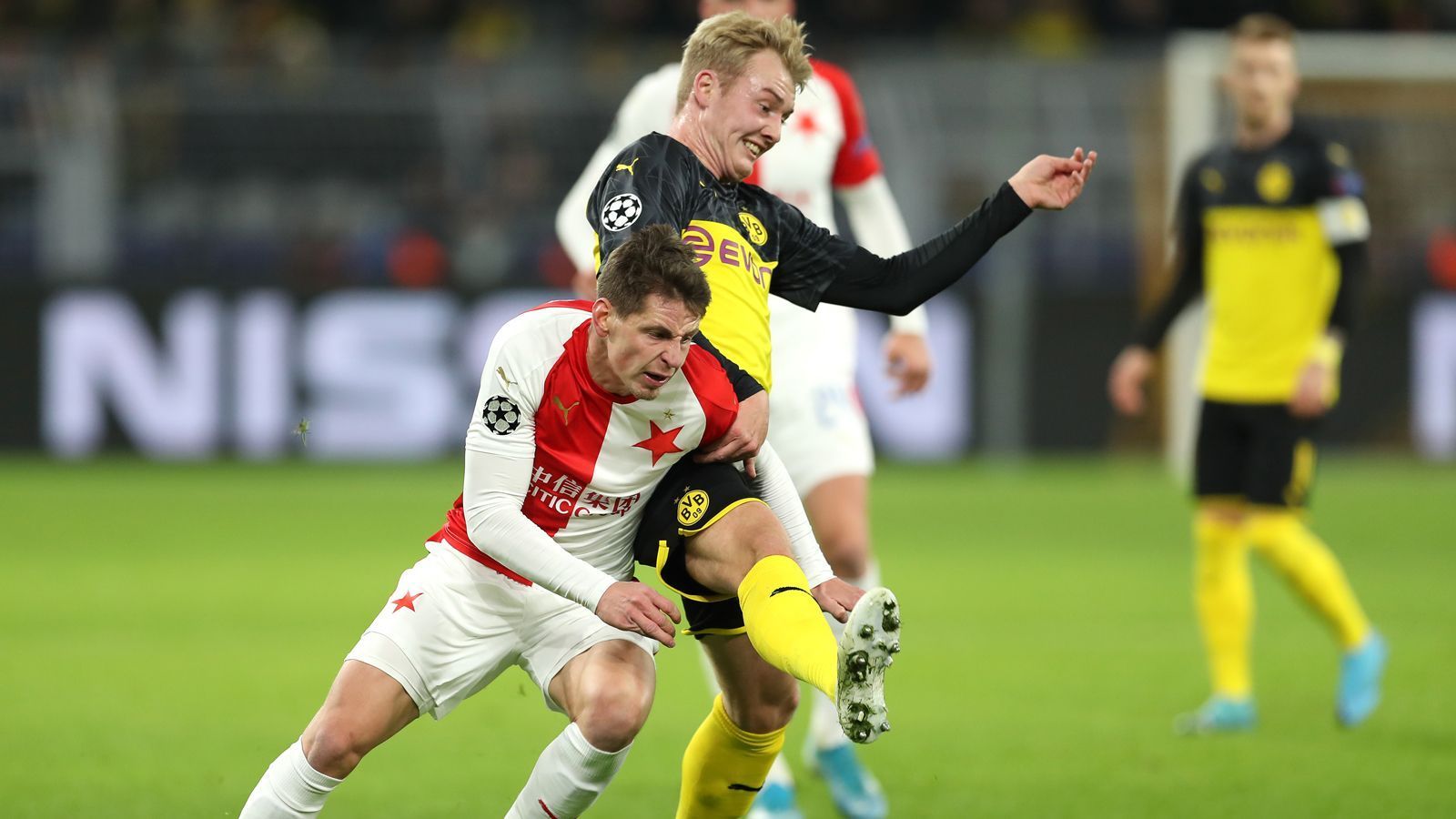 
                <strong>Julian Brandt (Borussia Dortmund)</strong><br>
                Der auffälligste Dortmunder. Vor allem in den ersten 30 Minuten agiert Brandt mit einer Menge Spielfreunde und ist nahezu an jeder Offensivaktion der Borussia beteiligt. Folgerichtig belohnt sich Brandt nach einem kleinen Durchhänger in der 61. Minute mit dem wichtigen 2:1. Offensiv macht Brandts individuelle Klasse letztlich den Unterschied. ran-Note: 2
              