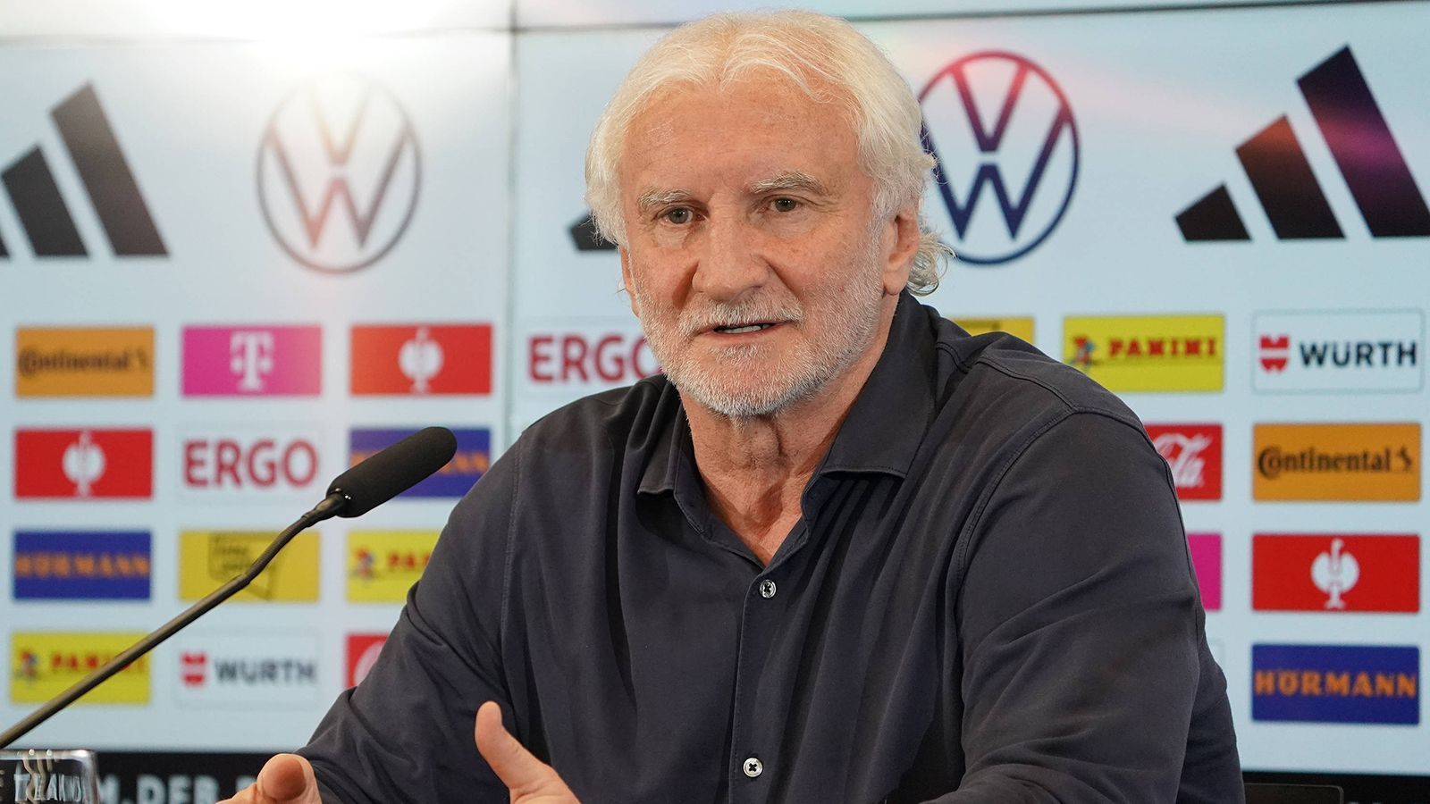 
                <strong>Rudi Völler</strong><br>
                Die naheliegendste Variante, denn Völler ist bereits beim DFB beschäftigt, war schon von 2000 bis 2004 Teamchef und würde aufgrund seiner hohen Popularität große Rückendeckung bei Anhängern, Medien und Öffentlichkeit genießen. Trotzdem ist dieses Szenario höchst unwahrscheinlich, denn der 63-Jährige hatte seine Karriere als Funktionär eigentlich schon im Vorjahr für beendet erklärt und war nur als Nothelfer beim DFB eingesprungen, weil die EM 2024 in Deutschland stattfindet. Völler kann und will eigentlich nicht mehr als Trainer arbeiten. 
              