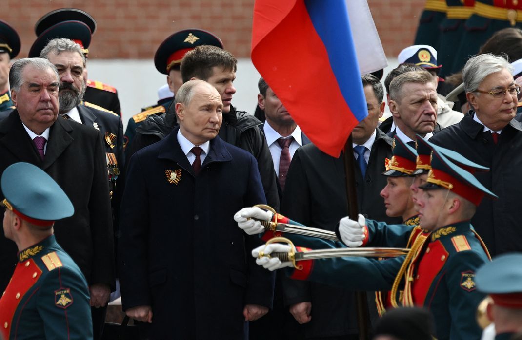 Russlands Machthaber Putin schaut sich am 9.M ai in Moskau die Militärparade anlässlich der Siegesfeier über Nazi-Deutschland an.