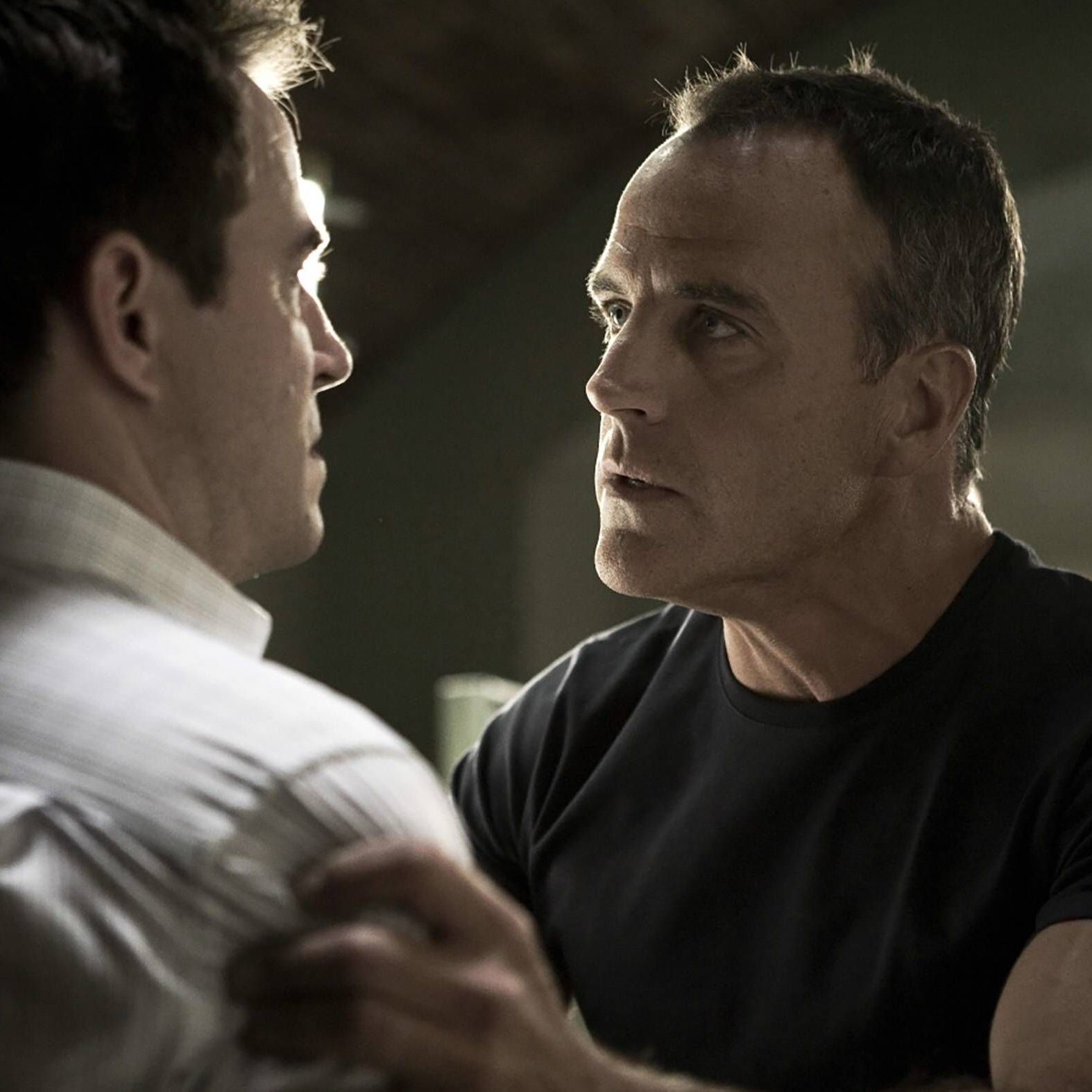 Die Weiterführung der "Hostel"-Reihe "Hostel 2" mit Richard Burgi, der seinen Gegenüber intensiv und bedrohlich in die Augen sieht. 