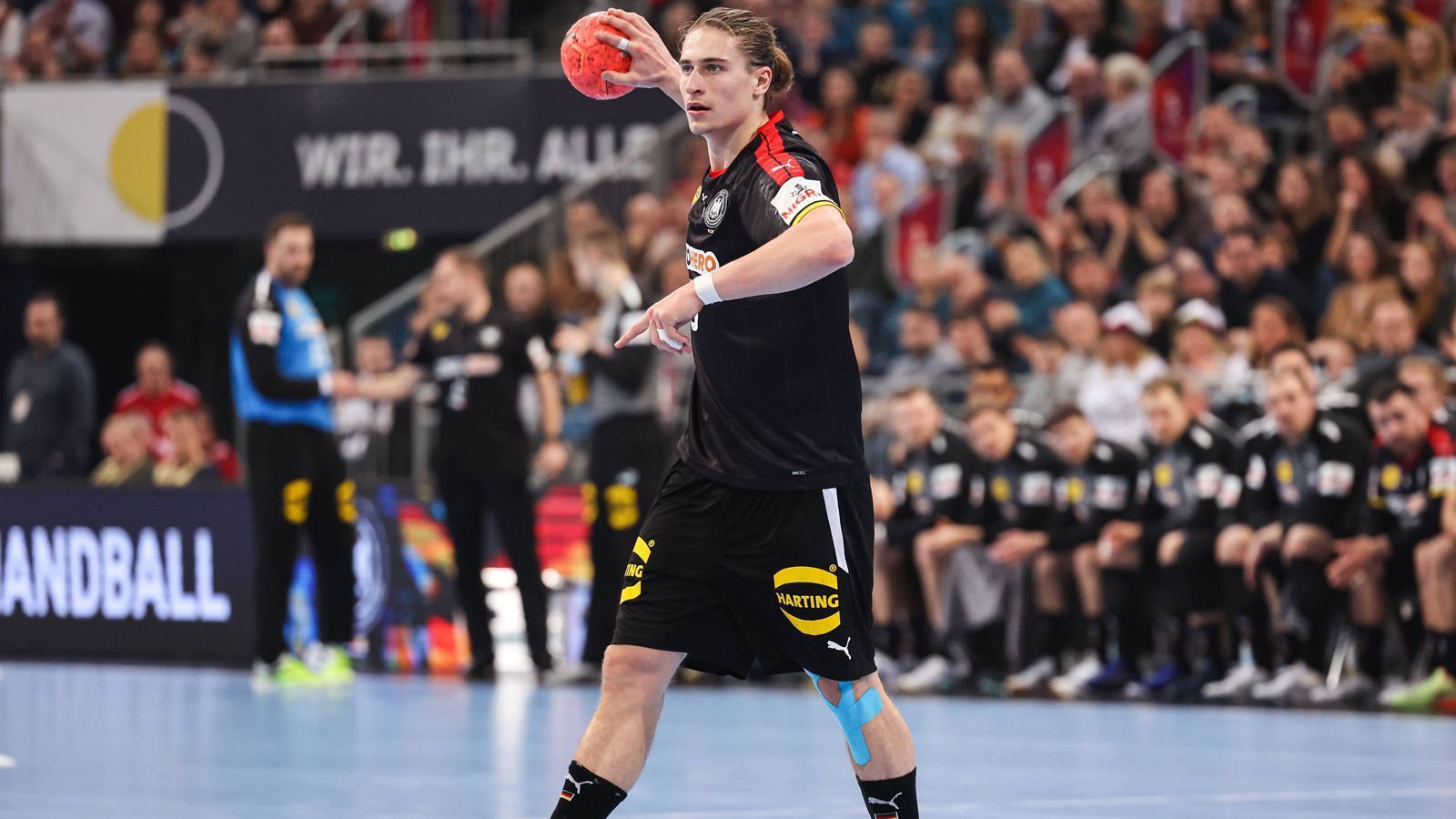 
                <strong>Juri Knorr</strong><br>
                Der Rückraum-Spieler der Rhein-Neckar Löwen schulte vom Fußballer zum Handballer um.
              