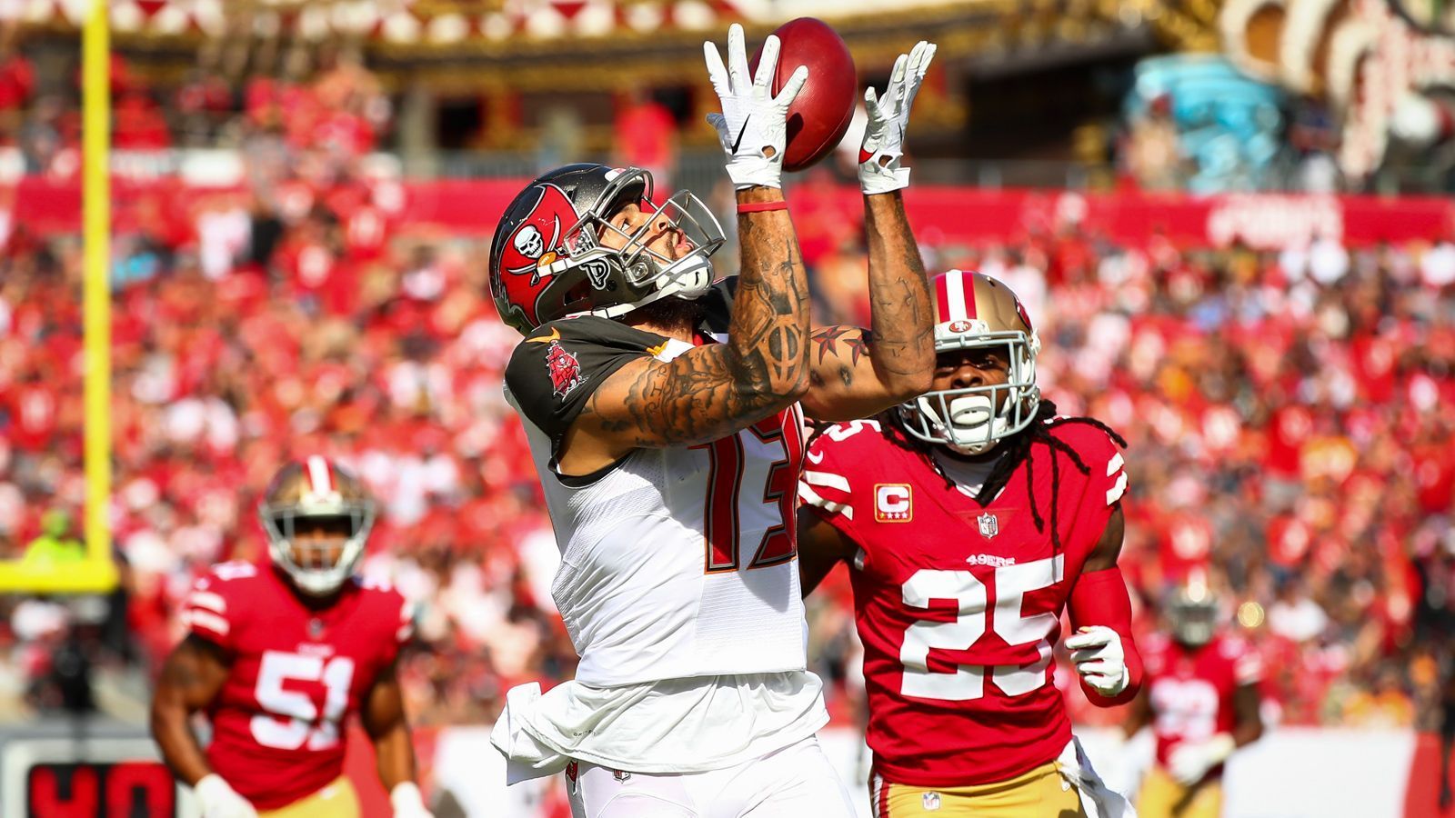 
                <strong>Week 12: Evans tritt elitärem Klub bei</strong><br>
                Beim Erfolg über die 49ers kam Mike Evans auf 116 Receiving-Yards und durchbrach damit die 1.000-Yard-Schallmauer. In seiner fünften NFL-Saison verzeichnet der Passempfänger der Buccaneers damit zum fünften Mal mindestens 1.000 Receiving-Yards. Evans ist der dritte Spieler, dem dieses Kunststück gelingt, nach A.J. Green (2011-15) und Randy Moss, der sogar mit sechs Saisons mit mehr als 1000 Receiving-Yards in seine NFL-Karriere gestartet war (1998-2003).
              