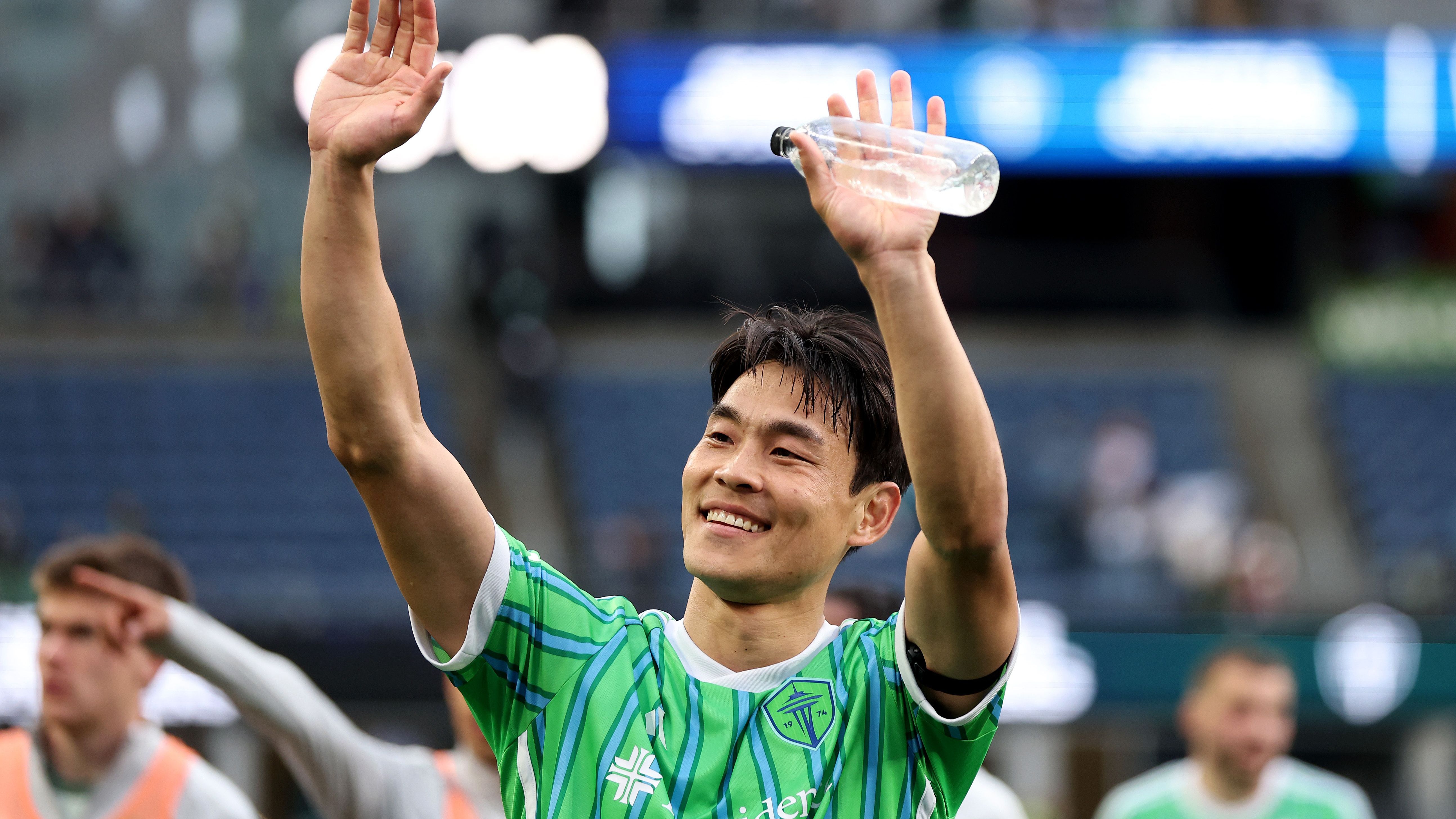 <strong>Seattle Sounders</strong><br>Hier ist es übersichtlicher. Kee-hee Kim (Bild) mag in Südkorea bekannt sein, hierzulande weniger. Doch der 35 Jahre alte Innenverteidiger gewann fünf Mal die heimische Meisterschaft. Der Schweizer Keeper Stefan Frei ist Kapitän und eine MLS-Legende. Zeitgleich ist er der Cousin von Ex-BVB-Stürmer Stefan Frei. Der namhafteste Kicker ist wohl Ryan Kent. Der ehemalige Offensivspieler des FC Liverpool, von Fenerbahce, den Glasgow Rangers und dem SC Freiburg kämpft aber noch mit Visa-Problemen.
