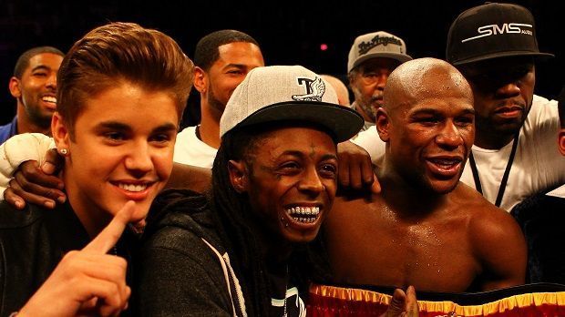 
                <strong>Justin Bieber, Lil Wayne und 50 Cent</strong><br>
                Seiner Tochter zuliebe, die ein riesengroßer Fan von Justin Bieber ist, freundete sich Floyd Mayweather mit dem Sänger an. Ob er damit seine "street cred" bei seinen Kumpels Lil Wayne und 50 Cent verspielte?
              