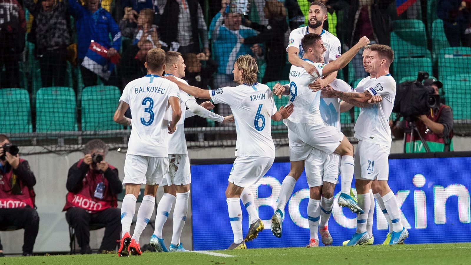 
                <strong>Slowenien (Platz 2 in Gruppe G mit elf Punkten)</strong><br>
                Die Nationalmannschaft Sloweniens ist so etwas wie das Team der Stunde in Gruppe G. Nach zuletzt drei Siegen in Folge kletterte das kleine Land mit nur knapp zwei Millionen Einwohnern mit nun elf Punkten auf Platz 2. Die beiden Quali-Spiele im September nutzte die Mannschaft von Trainer Matjaz Kek optimal für sich aus. Zunächst fügte Slowenien dem Tabellenführer Polen durch einen 2:0-Erfolg die erste Niederlage zu und dem Coup folgte ein spektakulärer 3:2-Sieg über Israel. Den entscheidenden Treffer erzielte Dynamo Kiews Benjamin Verbic erst in der 90. Minute und lässt Slowenien damit von der ersten EM-Teilnahme seit 2000 träumen. Das wohl vorentscheidende Spiel um Platz 2 dürfte am 13. Oktober steigen, dann muss Sloweniens härtester Verfolger Österreich in Ljubljana antreten. 
              