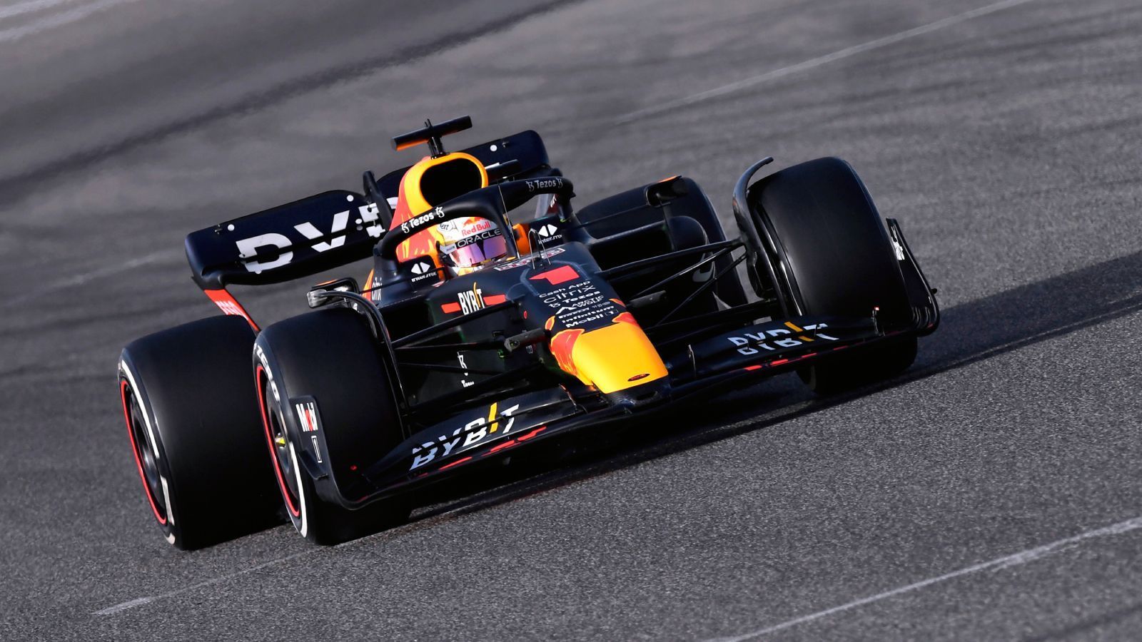 
                <strong>Platz 2: Red Bull</strong><br>
                Auch das Auto des Fahrerweltmeisters schafft es nicht auf Rang eins des Power Rankings. Red Bull hat keinerlei Anzeichen von Schwäche gezeigt, weder in den Long Runs noch in den schnellen Runden. In Bahrain war Max Verstappen der schnellste Fahrer vor Mick Schumacher, in Barcelona reichte es zu Rang vier.
              