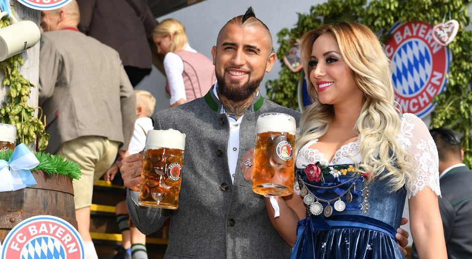 
                <strong>Arturo Vidal</strong><br>
                Arturo Vidal und Ehefrau Maria Teresa Matus haben sich mittlerweile so in München eingelebt, dass sie offenbar begeisterte Wiesn-Gänger sind.
              