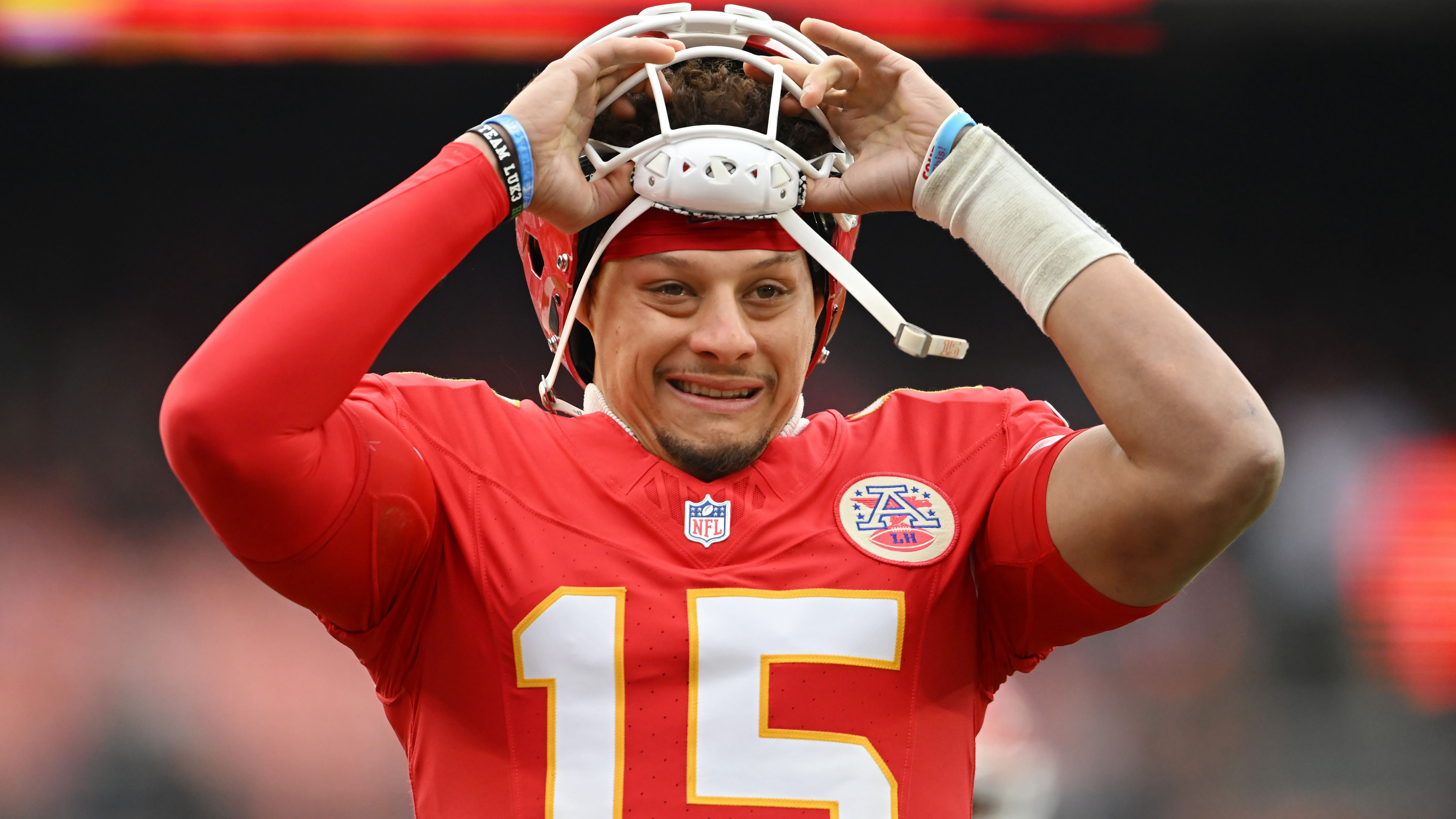 <strong>Patrick Mahomes (Kansas City Chiefs)</strong><br>"Es ist nicht gebrochen, er tut einfach weh", sagte der Trainer. "Sein Status wird von Woche zu Woche neu evaluiert. Er hätte wahrscheinlich wieder spielen können. Er wollte auch wieder spielen. Das war aber nicht nötig." Wie lange er ausfällt, wird "von Tag zu Tag" entschieden. Ein längerer Ausfall droht also eher nicht.