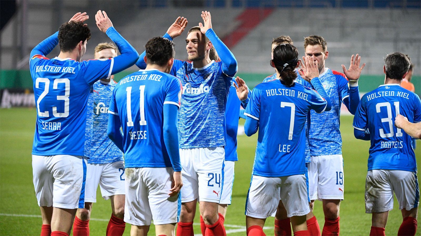 
                <strong>Holstein Kiel</strong><br>
                Für den Bayern-Schreck scheint in dieser Pokalsaison alles möglich. Nach dem sensationellen Zweitrunden-Sieg über die Münchener machten es die Kieler auch im Achtelfinale spannend. Gegen Darmstadt musste das Team von Trainer Ole Werner erneut ins Elfmeterschießen, doch der Zweitligist behielt wieder die Nerven und siegte knapp. Für die Störche gilt es nun, eine bis dato sehr gute Saison zu veredeln. In der Liga kämpfen die Kieler um den Aufstieg, im Pokal sind sie bei Rot-Weiss-Essen der Favorit. Das erste DFB-Pokal-Halbfinale der Vereinsgeschichte winkt. Titelchancen: 20 Prozent
              