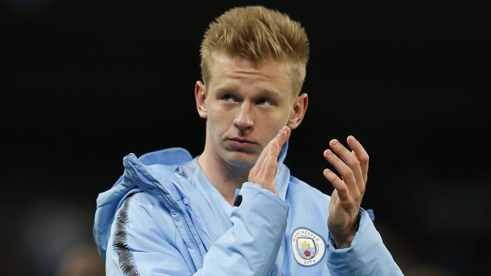 
                <strong>Der 100-Prozent-Mann</strong><br>
                Eigentlich müsste Oleksandr Zinchenko von Manchester City der teuerste Fußballspieler der Welt sein. Steht der 22-Jährige auf dem Platz, sind nämlich Siege garantiert. In der Saison 2018/2019 bestritt er 14 Liga-Spiele in der englischen Premier League – alle endeten mit einem Sieg. In der vorherigen Saison hatte er acht Liga-Einsätze. Die Bilanz: acht Siege. Kein anderer Profi mit mindestens fünf Einsätzen kann eine 100-Prozent-Erfolgsquote vorweisen. ran.de stellt den Spieler vor, der immer gewinnt.
              