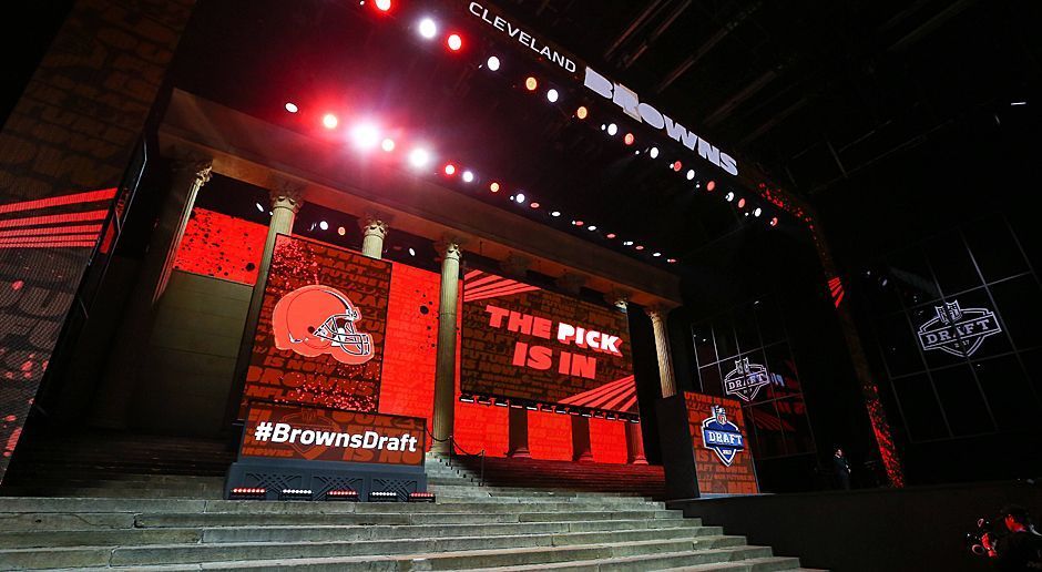 
                <strong>Browns dominieren frühe Phase</strong><br>
                Die Cleveland Browns haben mit den Picks Eins und Vier die wohl beste Ausgangssituation in der ersten Runde des Drafts seit 2000. Damals hatten die Washington Redskins das Auswahlrecht an Position Zwei und Drei. Noch besser ging es 1992: Damals durften die Indianapolis Colts sogar an Eins und Zwei picken.
              