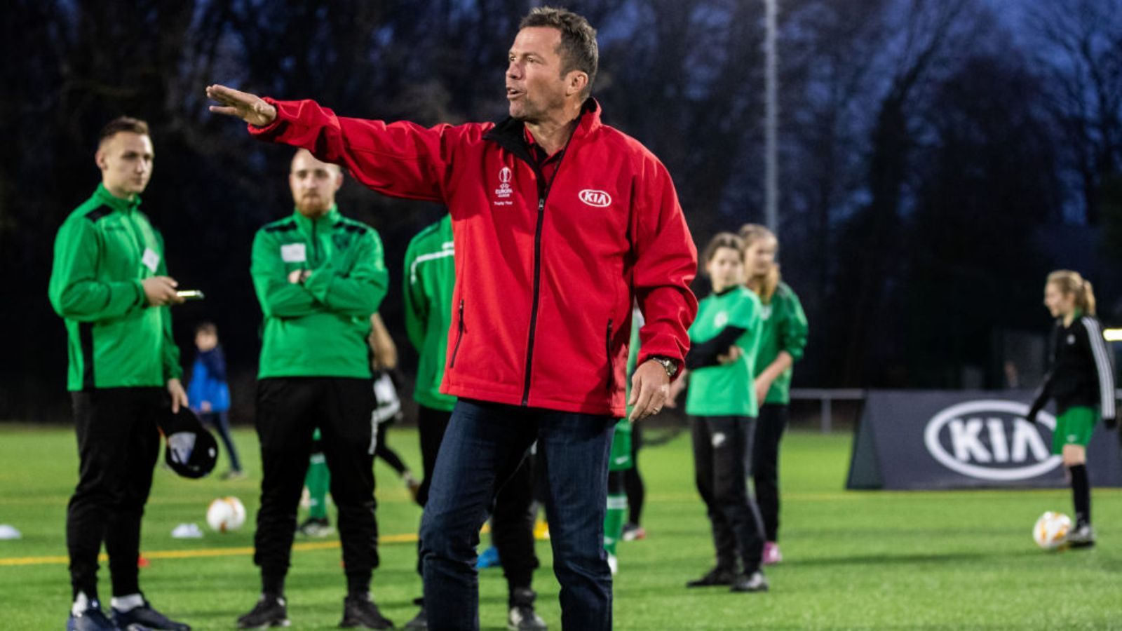 
                <strong>Lothar Matthäus</strong><br>
                Seit einigen Jahren ordnet der ehemalige Weltfußballer Lothar Matthäus im Fernsehen die Auftritte der deutschen Vereine ein. Seine letzte Trainerstation liegt aber schon einige Zeit zurück. Von September 2010 bis September 2011 betreute er die bulgarische Nationalmannschaft, zuvor nahm er unter anderem für Rapid Wien und die ungarische Auswahl auf der Bank Platz. Sein ehemaliger Teamkollege Mehmet Scholl brachte Matthäus am vergangenen Sonntag bei "Bild live" ins Gespräch, dieser reagierte umgehend. "Natürlich interessiere ich mich für den Fußball und die Nationalmannschaft, aber ich bin mit meinem Leben zufrieden. Das schließe ich aus", so der 59-Jährige bei "Sky 90". Und dann schlug er am Tag darauf direkt einen weiteren Kandidaten vor.
              