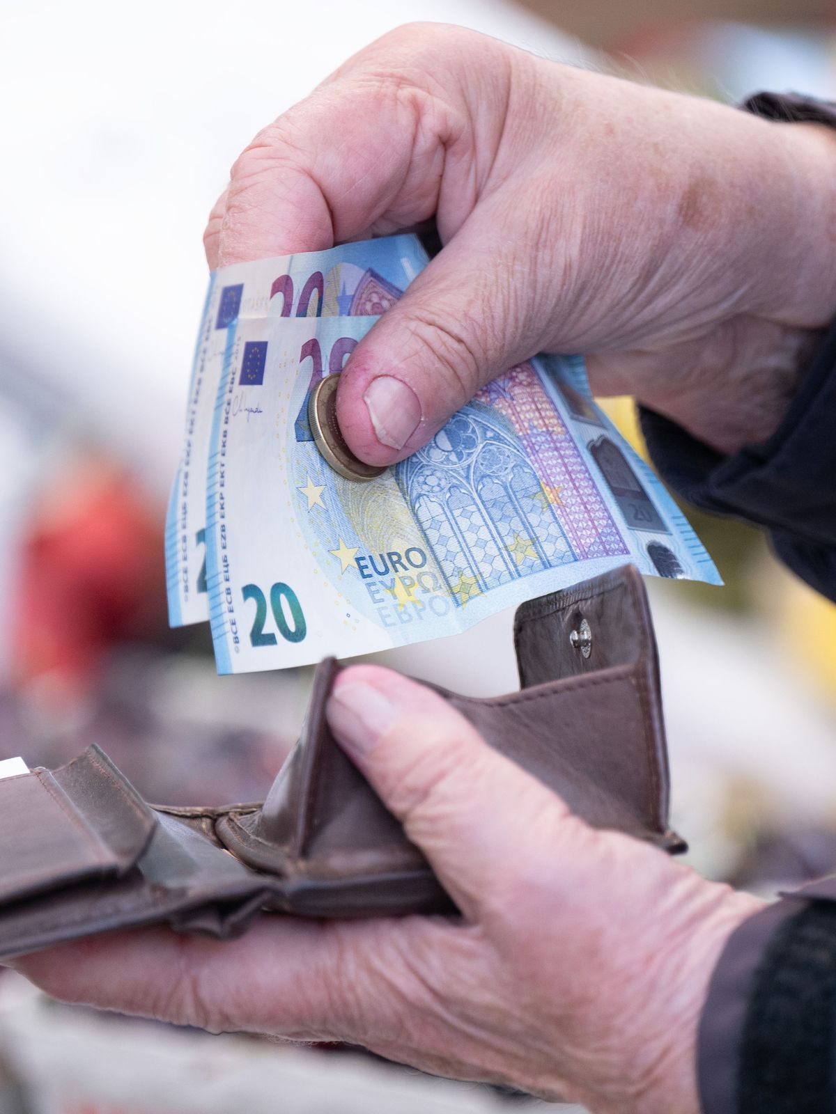 Die CSU will wehrfähigen Ukrainerin in Deutschland das Bürgergeld streichen. 