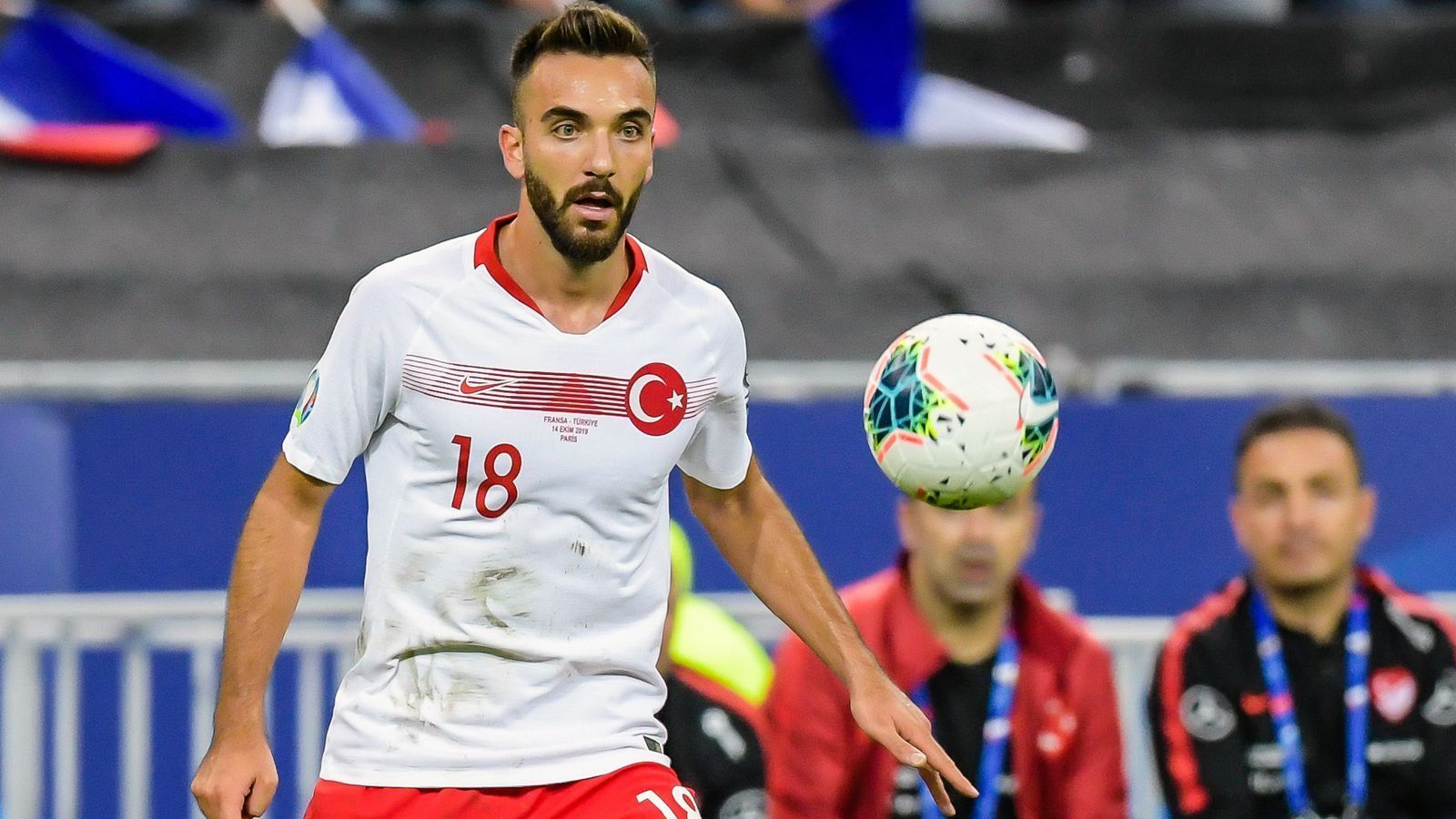 
                <strong>Kenan Karaman (Türkei)</strong><br>
                Bei Frankreichs Konkurrenten um den Gruppensieg, der Türkei, musste ein Bundesliga-Spieler seine Teilnahme an den letzten Spielen der EM-Qualifikation absagen. Wegen einer Lungenentzündung kann Düsseldorfs Stürmer Kenan Karaman bei den Länderspielen gegen Island und in Andorra nicht mit von der Partie sein. Der 25 Jahre alte Offensivmann kam bislang in der laufenden EM-Qualifikation zu fünf Einsätzen. 
              