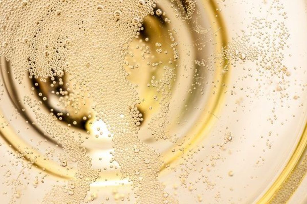 Das sprudelt! Kohlensäure im Sekt setzt Duftstoffe frei.