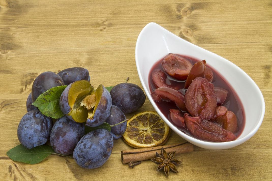 Die perfekte Fruchtbeilage für Spekulatiuseis: Rotweinpflaumen. Sie passen zu eiskalten Temperaturen draußen so gut wie zu eiskalten Gerichten.