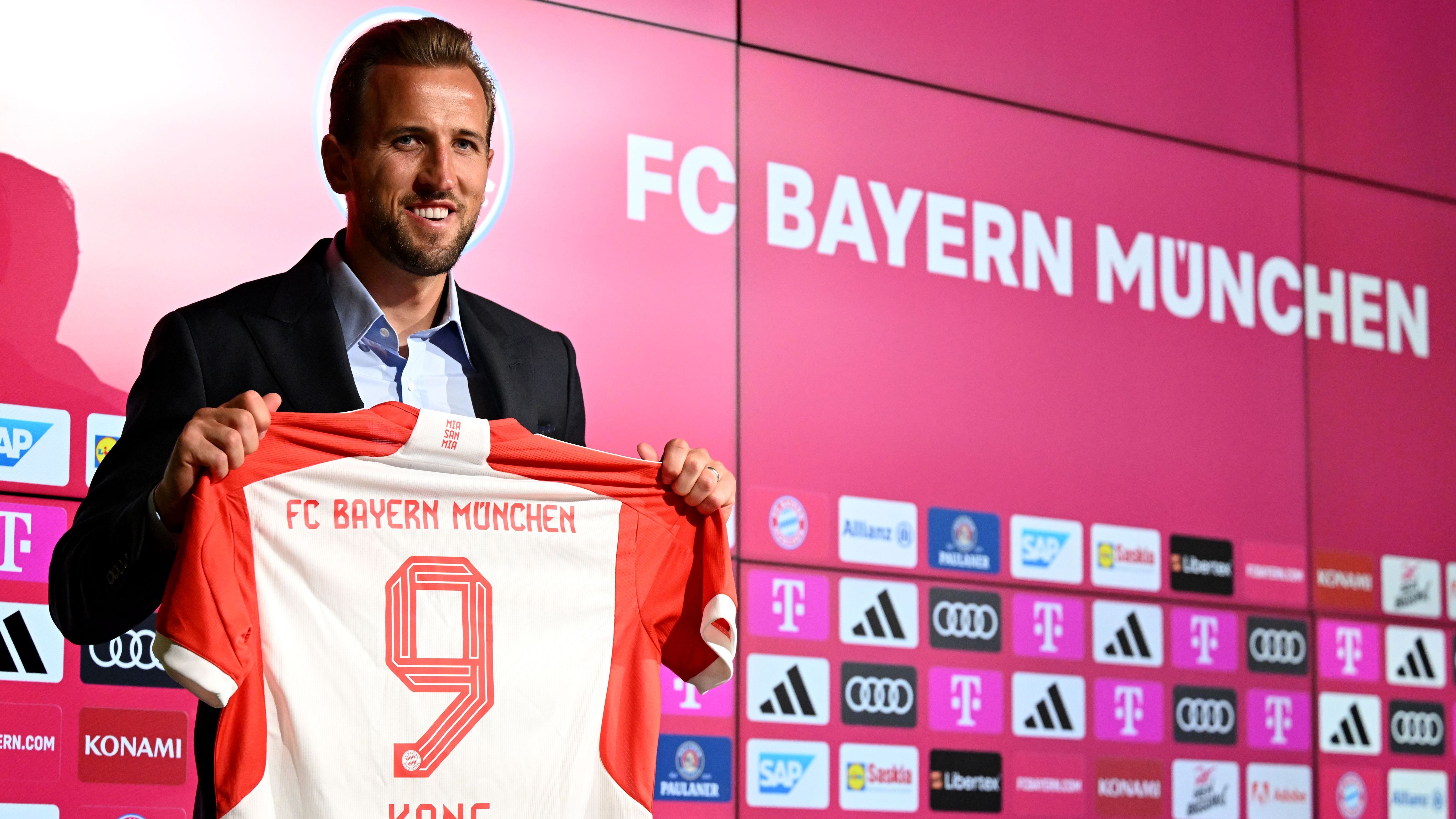 <strong>Kane als neuer Rekordtransfer</strong><br>Mit Harry Kane konnte der FC Bayern am 12. August 2023 den lange ersehnten Lewandowski-Ersatz verpflichten. Für den englischen Stürmer flossen wohl 95 Millionen Euro Ablöse zu Tottenham Hotspur, wodurch Kane neuer Rekordtransfer der Bayern ist. Sportlich schlug der Torjäger voll ein, erzielte in seinen ersten elf Bundesliga-Spielen unglaubliche 17 Treffer.&nbsp;