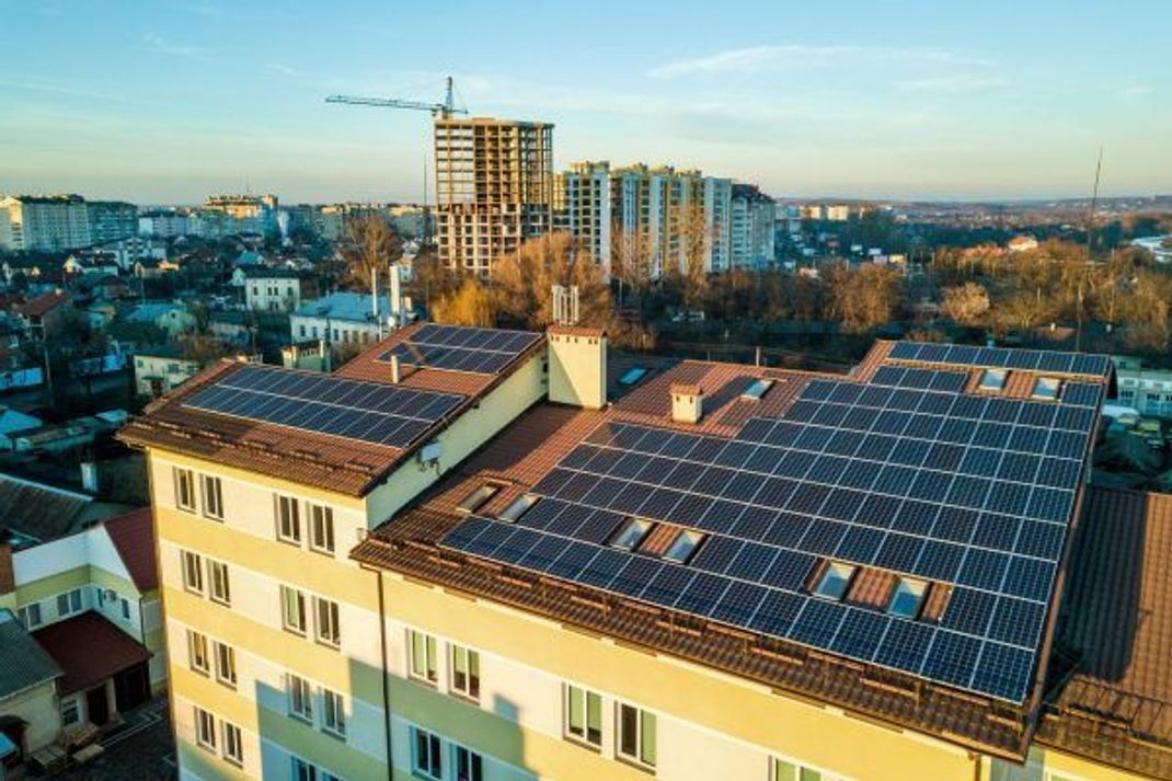 Immer mehr Dächer werden in Zukunft mit Solar-Zellen ausgestattet.