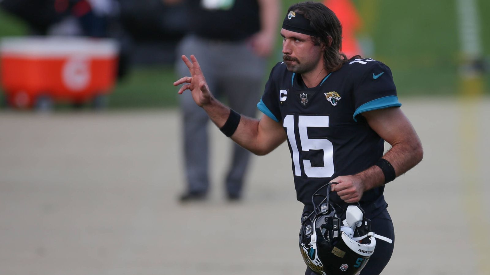 
                <strong>Gardner Minshew (Jacksonville Jaguars) </strong><br>
                Die Jacksonville Jaguars haben den Nummer-1-Pick für den Draft 2021 sicher. Mit einer an Sicherheit grenzenden Wahrscheinlichkeit werden sie sich den Ausnahme-Quarterback Trevor Lawrence (Clemson Tigers) sichern. Gardner Minshew, der in Jacksonville eine durchwachsene Saison erlebte, dürfte dann keine Zukunft in Jacksonville haben. Für die Patriots könnte er eine Option sein: Minshew ist jung, günstig und passt mit seinem akkuraten Kurzpassspiel in das Spielsystem der Patriots.
              