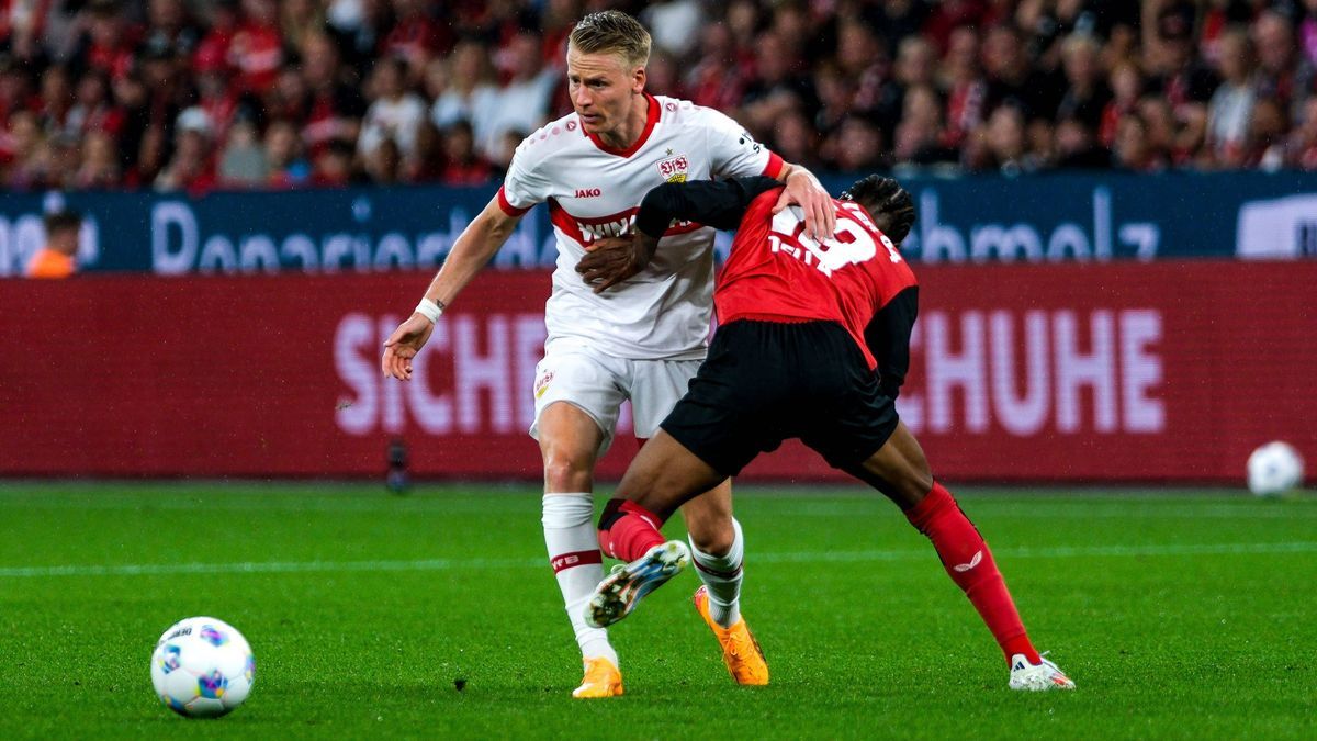 Chris Fuehrich (VfB Stuttgart, 27) im Zweikampf mit Nathan Tella (Bayer 04 Leverkusen, 19), GER, Bayer 04 Leverkusen gegen VfB Stuttgart, Fussball, DFL-Supercup, 17.08.2024. DFL DFB REGULATIONS PRO...