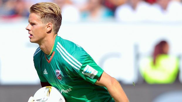 
                <strong>Örjan Nyland (FC Ingolstadt)</strong><br>
                Tor: Örjan Nyland (FC Ingolstadt). Der norwegische Nationaltorhüter sollte eigentlich Druck auf Aufstiegs-Keeper Ramazan Özcan machen. Das gelang Nyland nur bedingt. Zwei Mal durfte er in Pflichtspielen bislang ran. Gegen Dortmund kassierte er vier Gegentreffer und auch beim peinlichen Pokal-Aus in Unterhaching stand er im Tor. Mittlerweile ist Konkurrent Özcan die klare Nummer eins beim Aufsteiger.
              