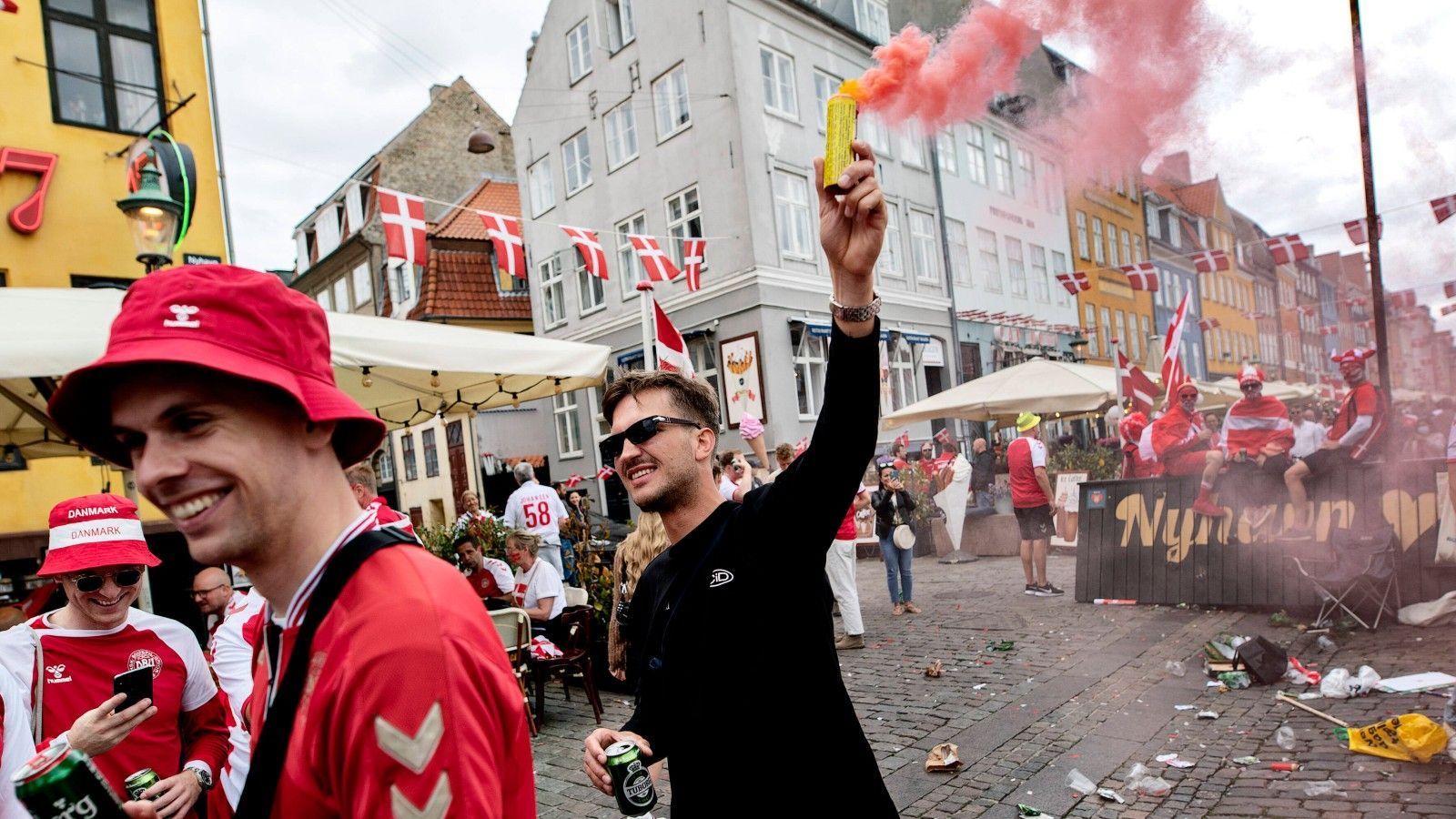 
                <strong>Ausgelassene Stimmung in den Straßen</strong><br>
                Auch in den Straßen lassen es die Anhänger krachen.
              